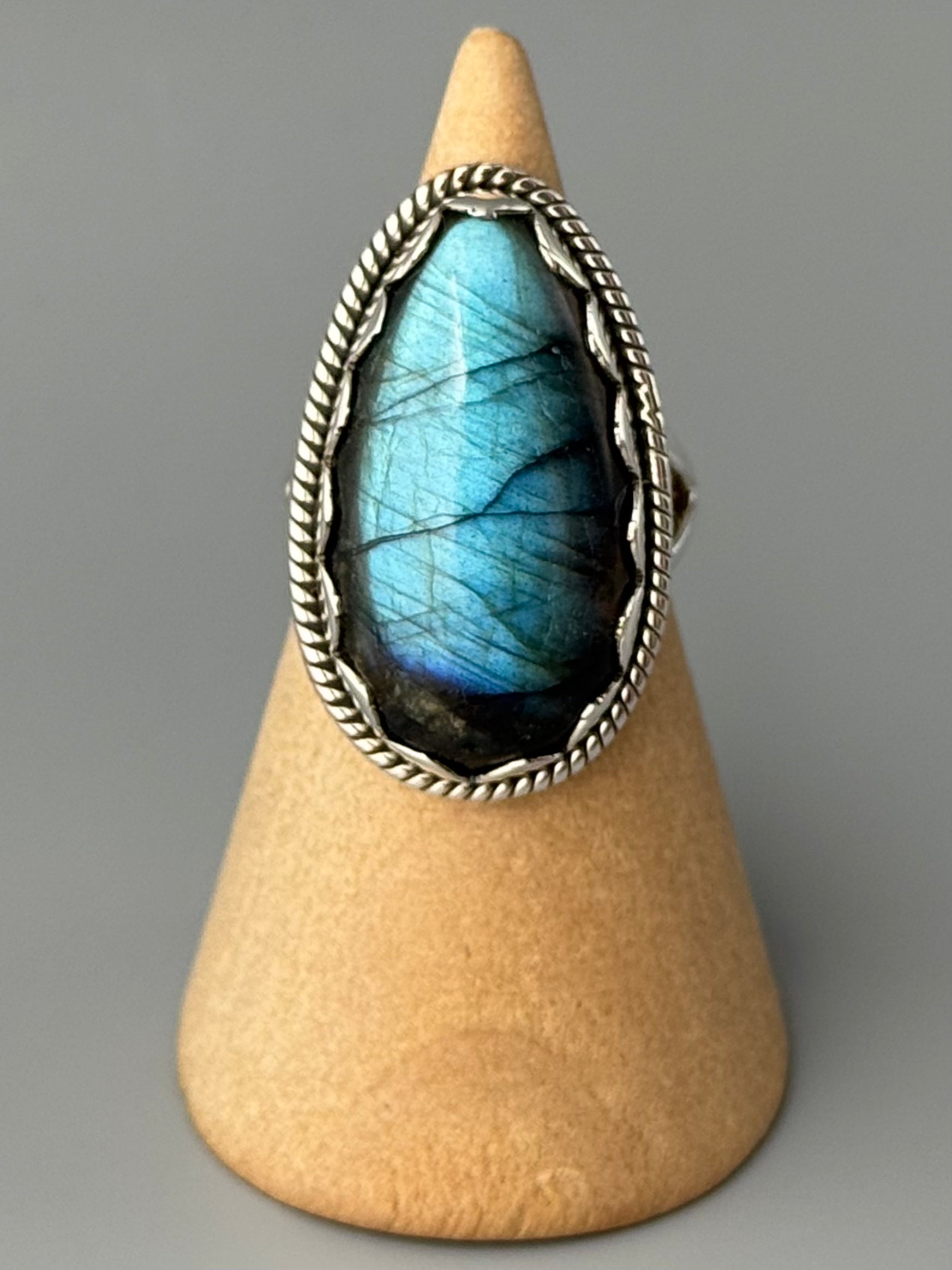 •LABRADORITE - PETAL• decorative bezel silver ring (size 6)