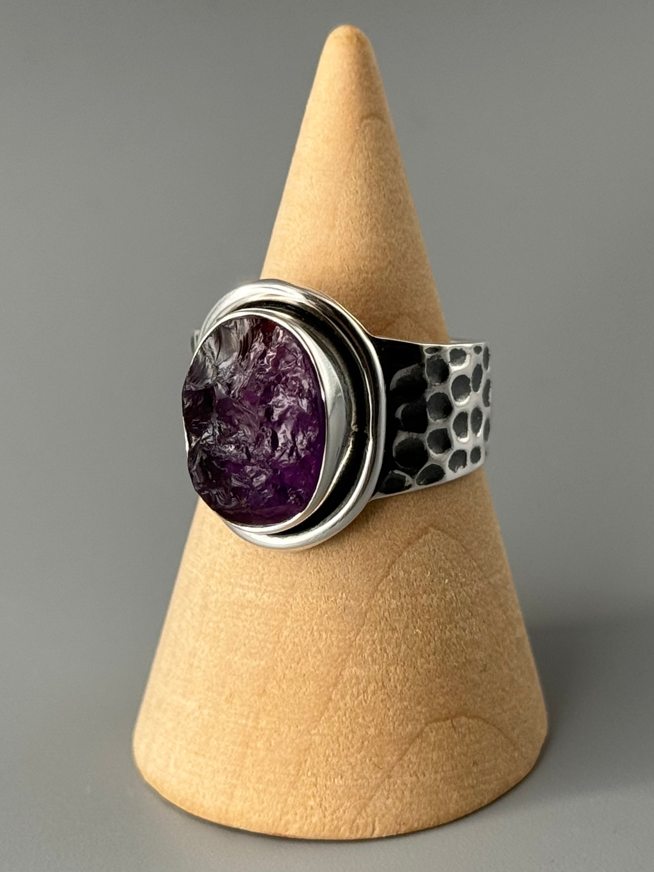 •AMETHYST - OVAL• textured cigar band silver ring (size 9)