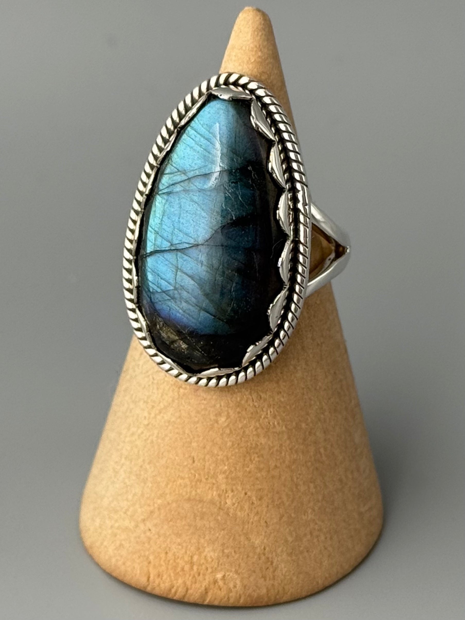 •LABRADORITE - PETAL• decorative bezel silver ring (size 6)
