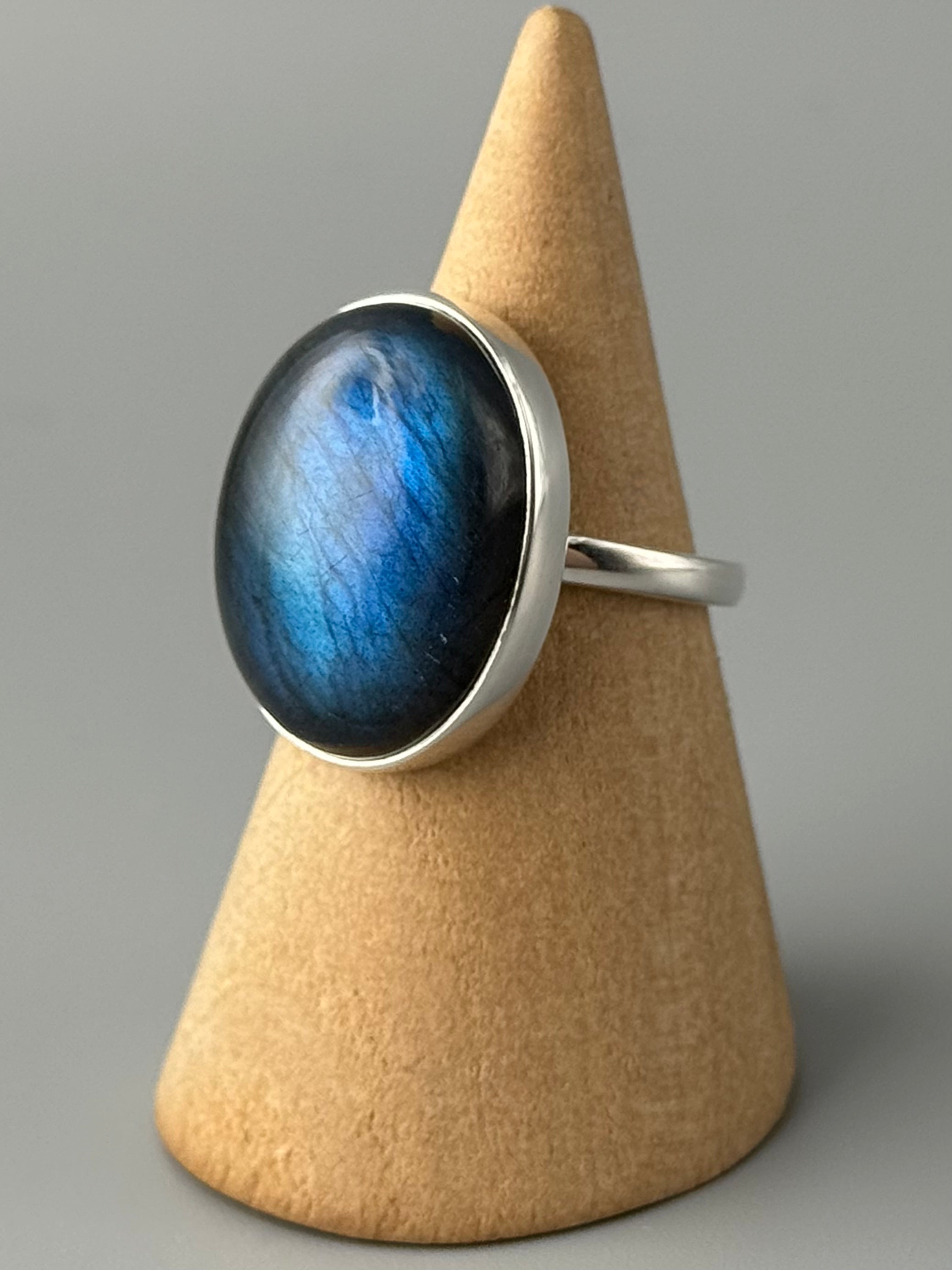 •LABRADORITE - OVAL - 1• simple band silver ring (size 7)