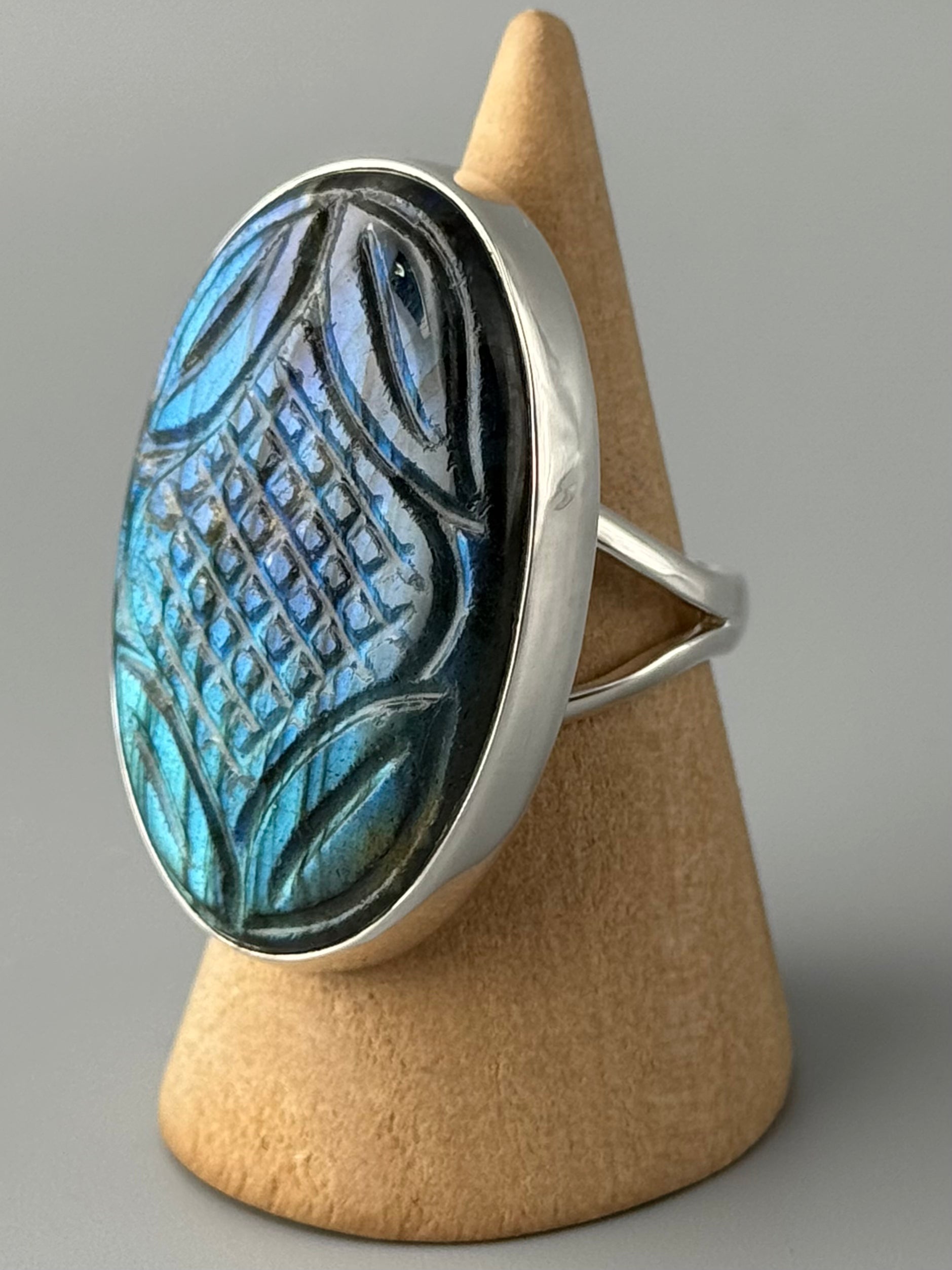 •ETCHED LABRADORITE - OVAL• split band silver ring (size 9)