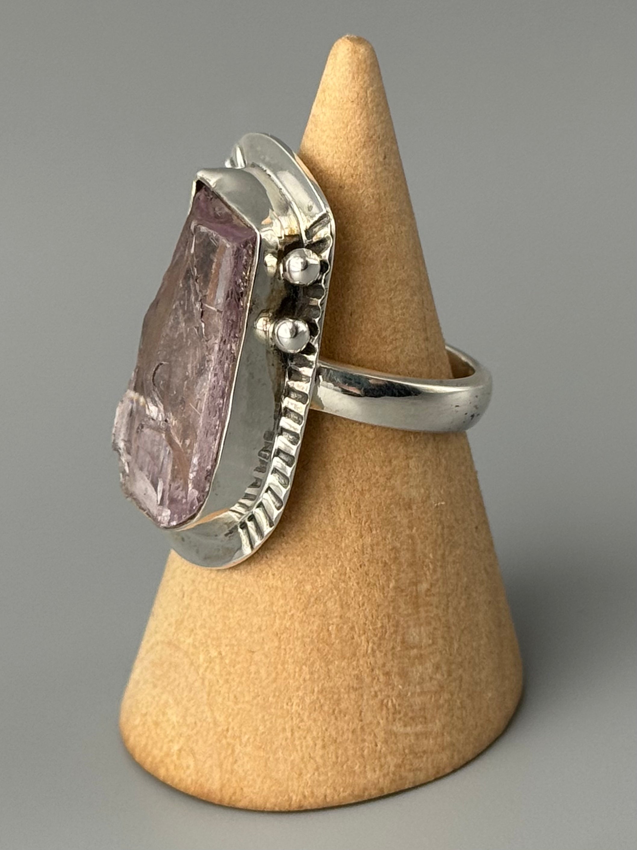 •KUNZITE - MESA 1• decorative bezel silver ring (size 6.75)
