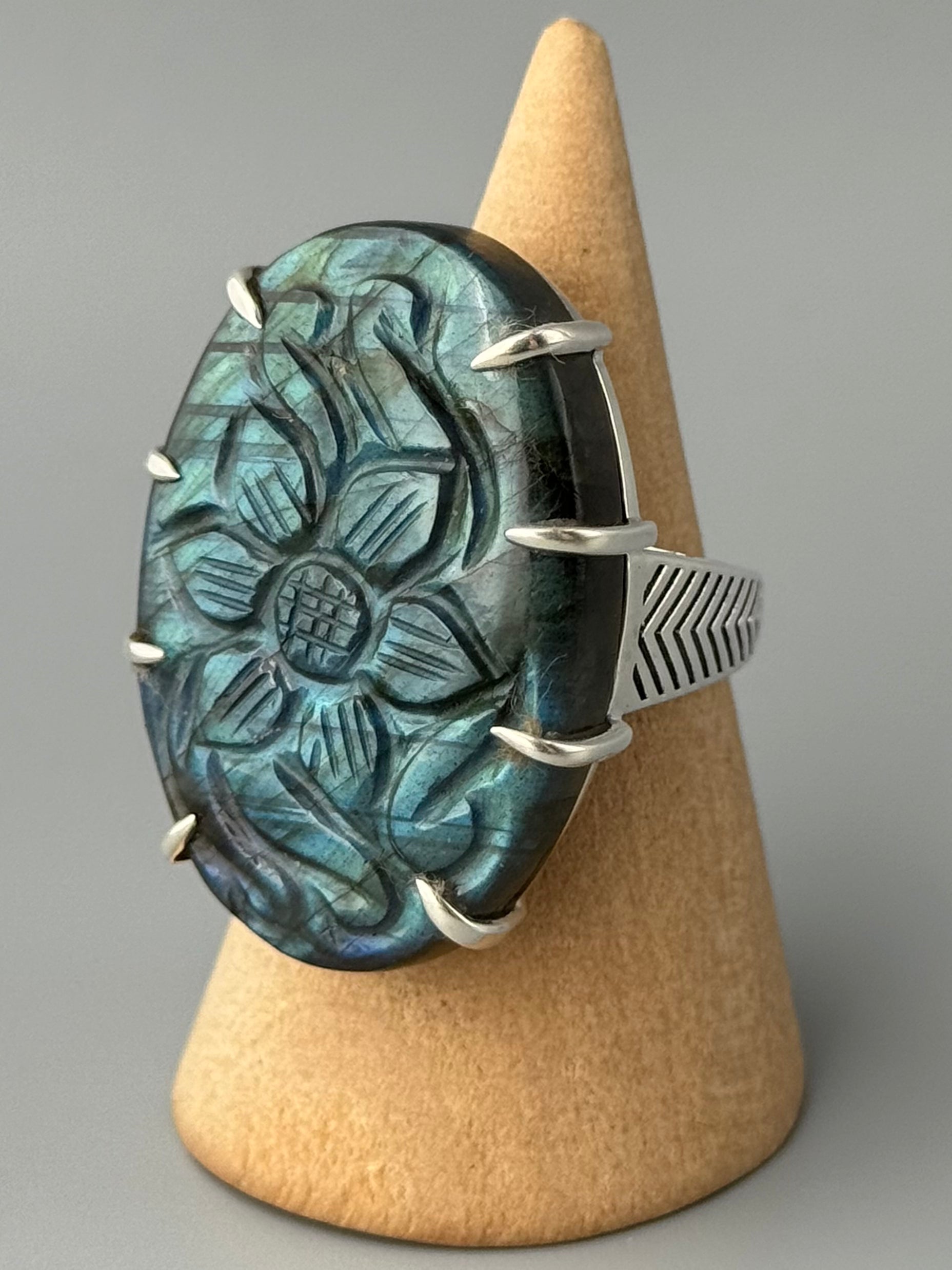 •ETCHED LABRADORITE - OVAL• chevron band silver ring (size 7.75)