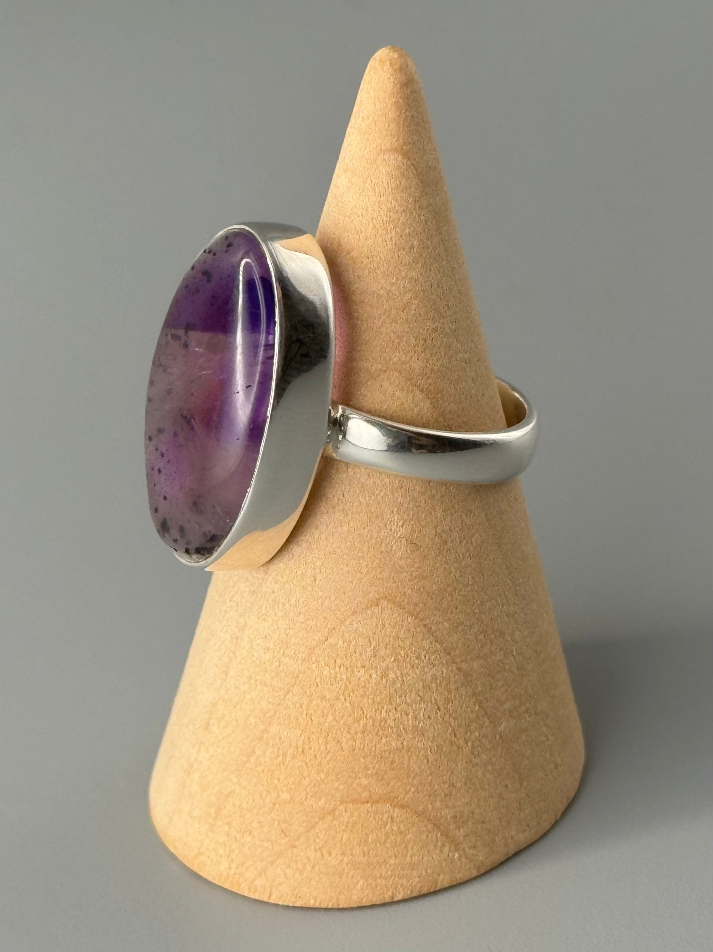 •AMETHYST - OVAL• simple bezel silver ring (size 6.25)
