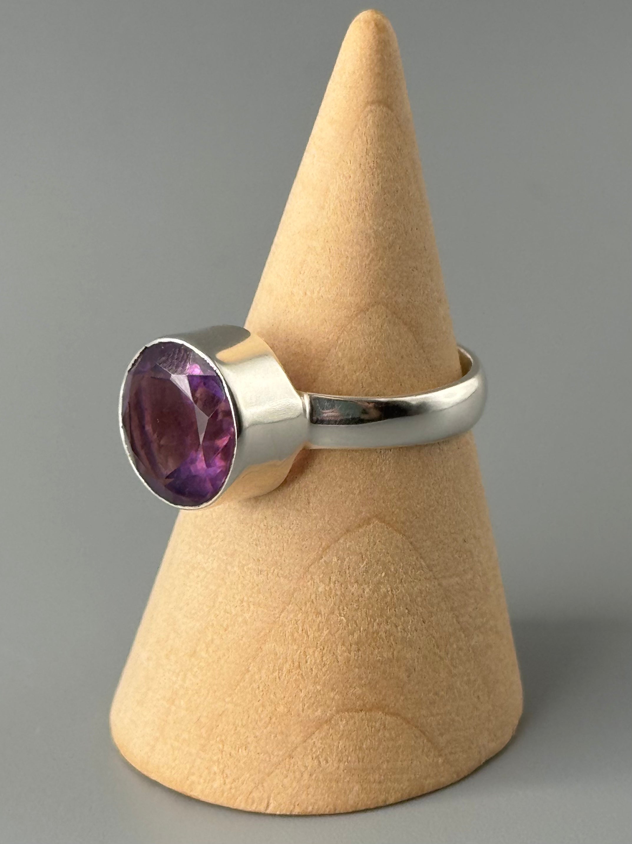 •AMETHYST - PERFECT CIRCLE• simple bezel silver ring (size 7.75)