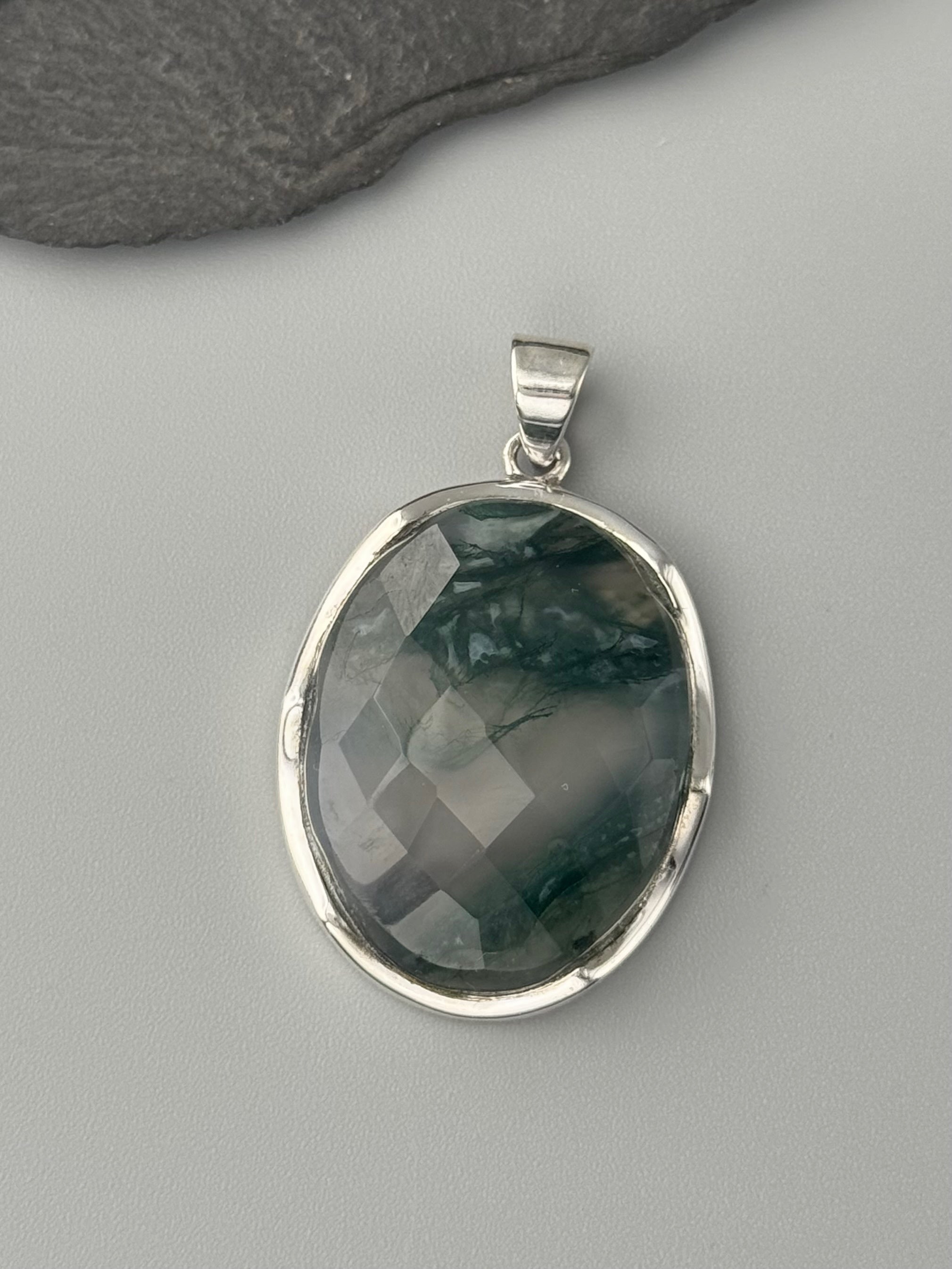 •FACETED MOSS AGATE - OVAL• scalloped bezel silver pendant