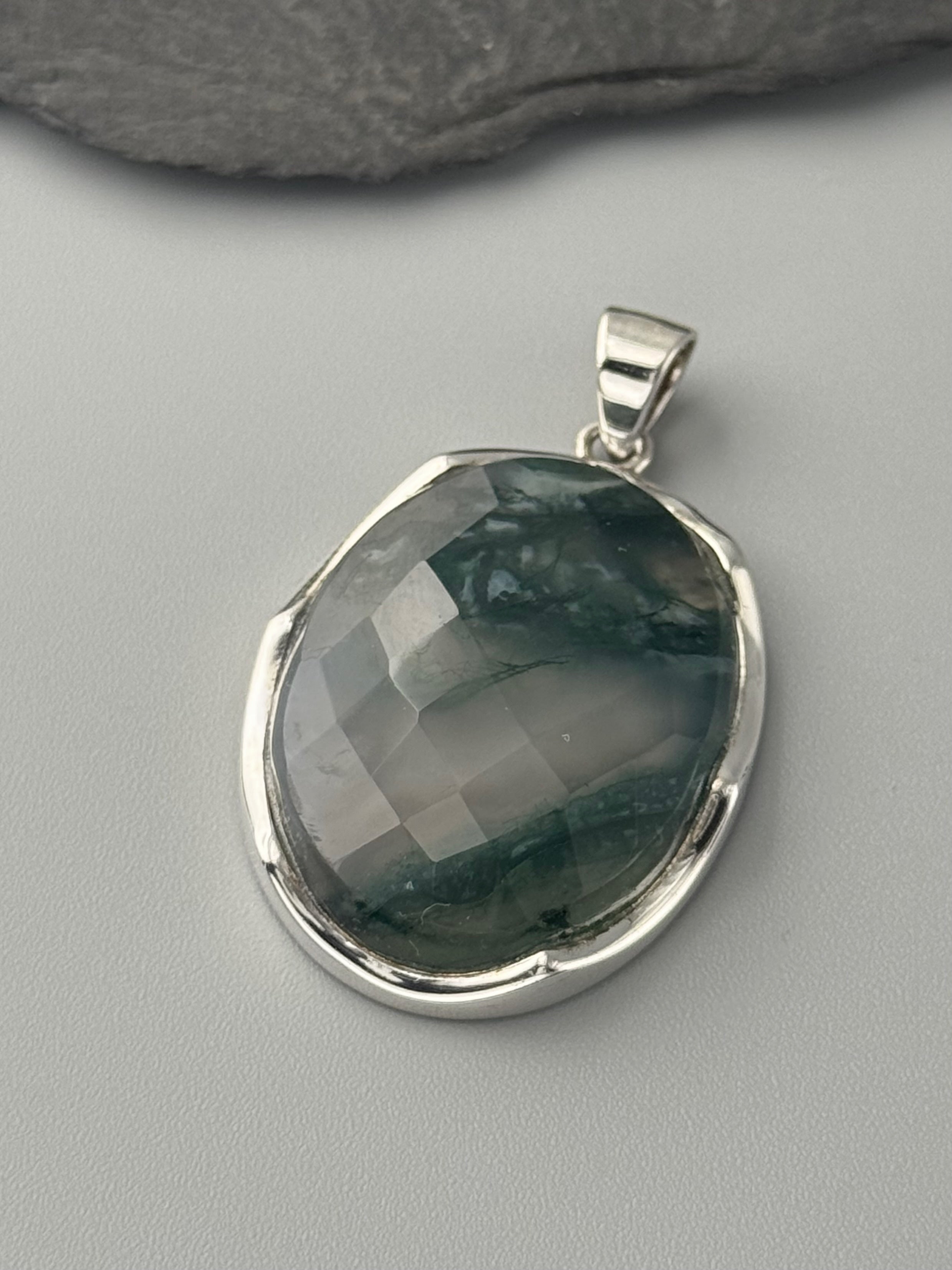 •FACETED MOSS AGATE - OVAL• scalloped bezel silver pendant