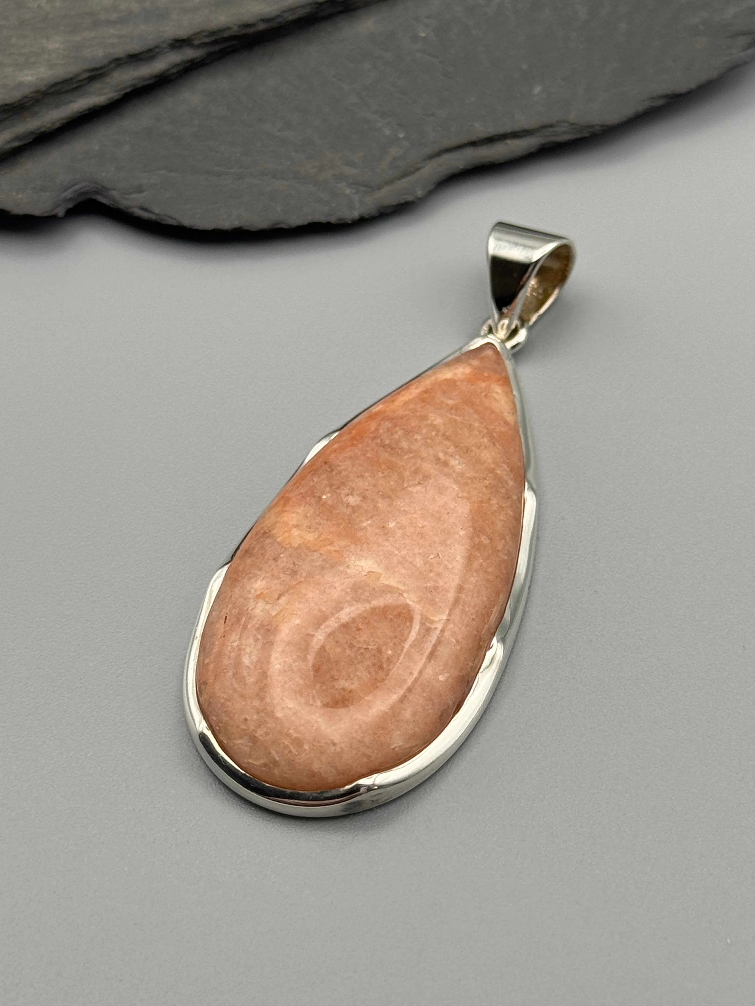 •SUNSTONE - TEARDROP• scalloped bezel silver pendant