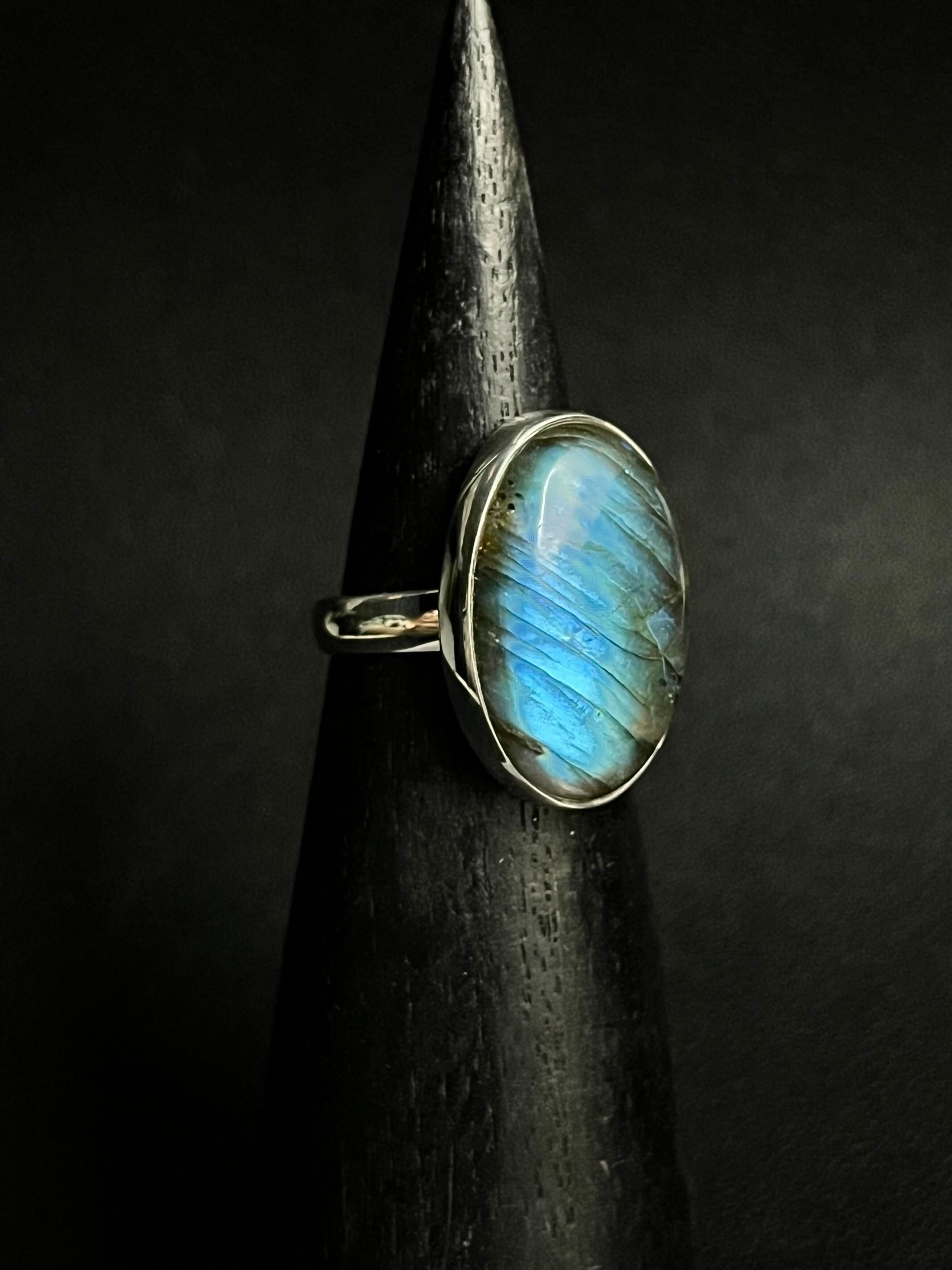 •SIMPLE OVAL• labradorite + silver ring - size 9