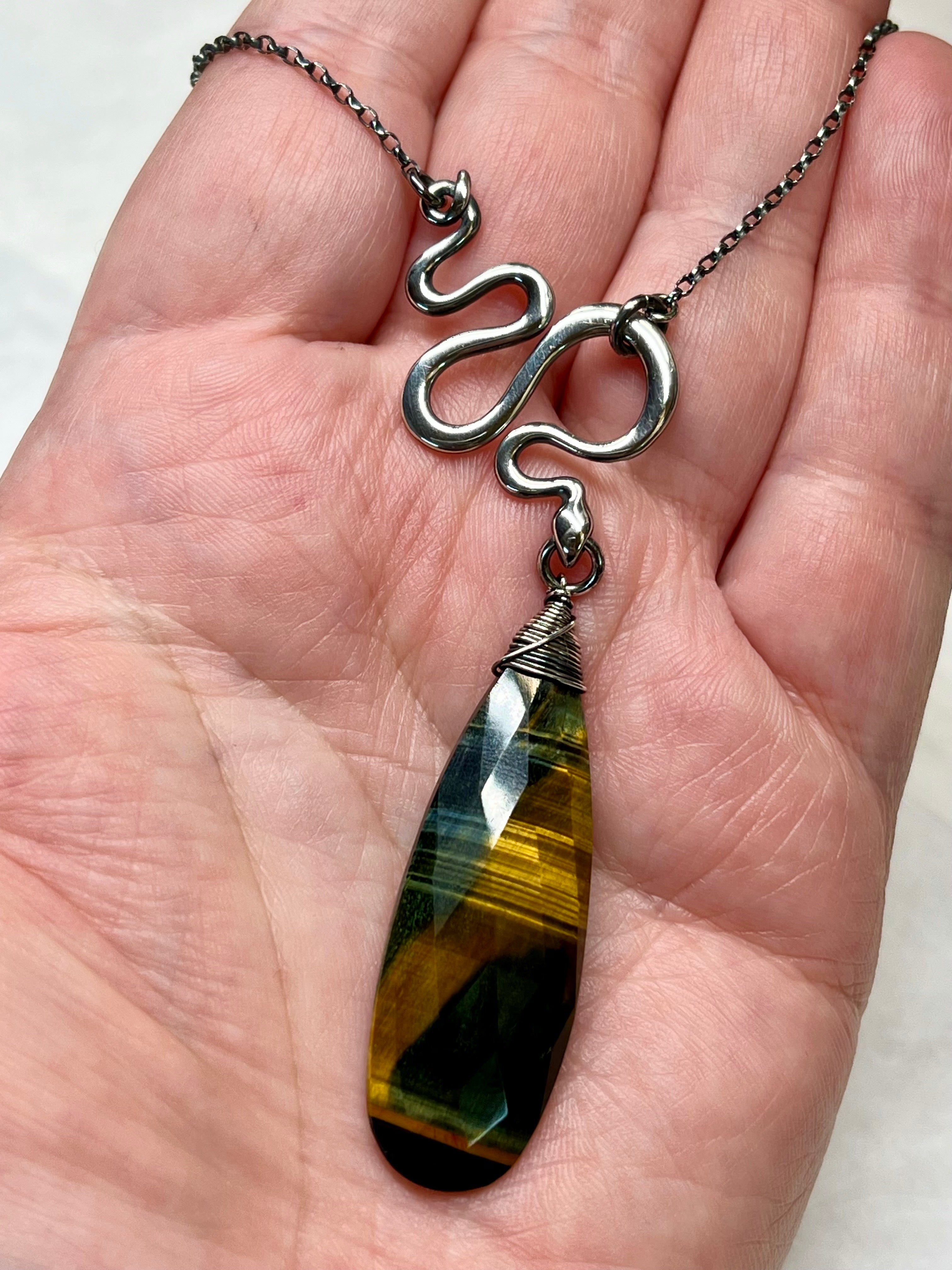 •SUEÑO• faceted falcon's eye + snake + silver necklace (16"-18")