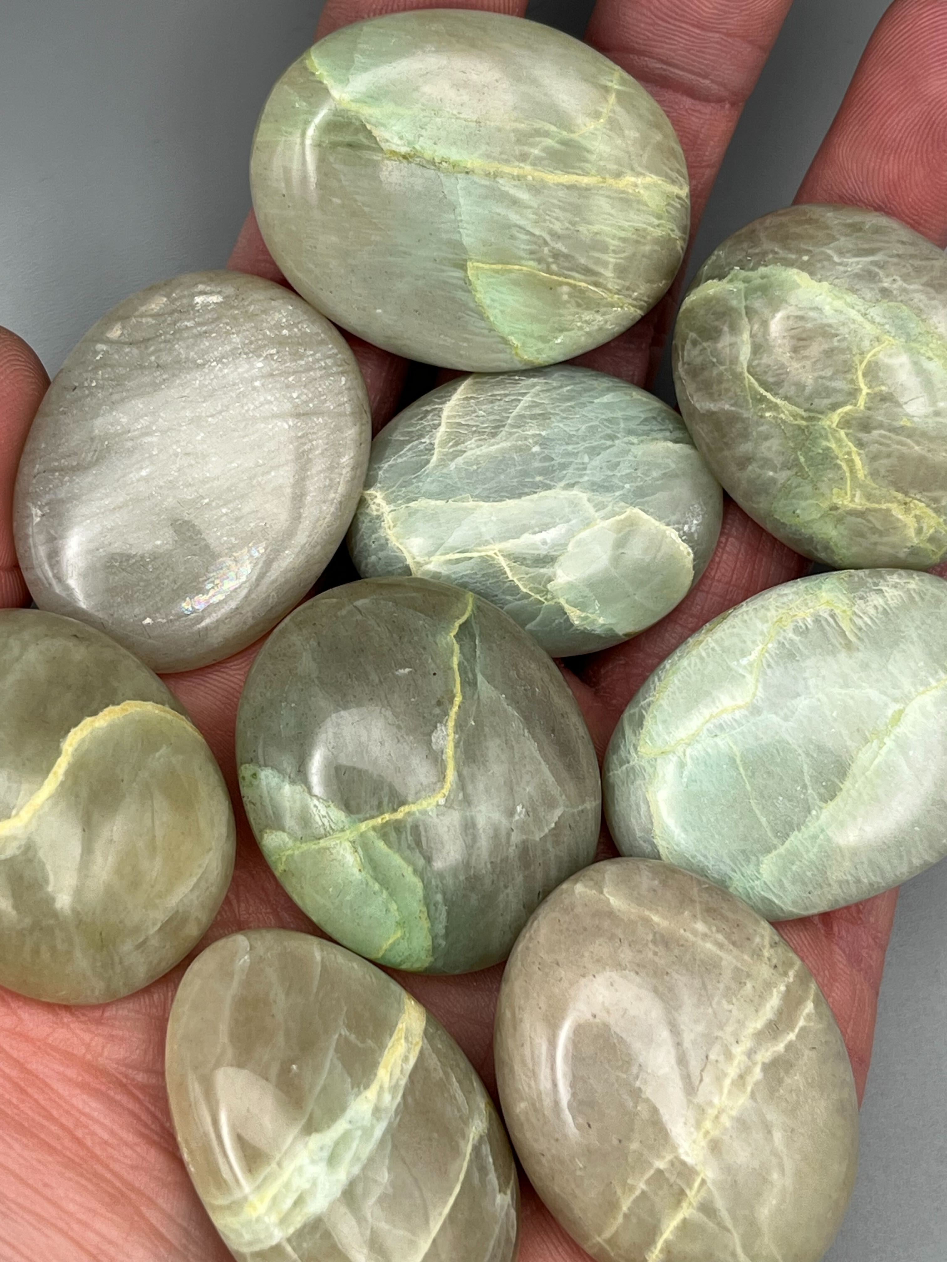 •GARNIERITE• pebble