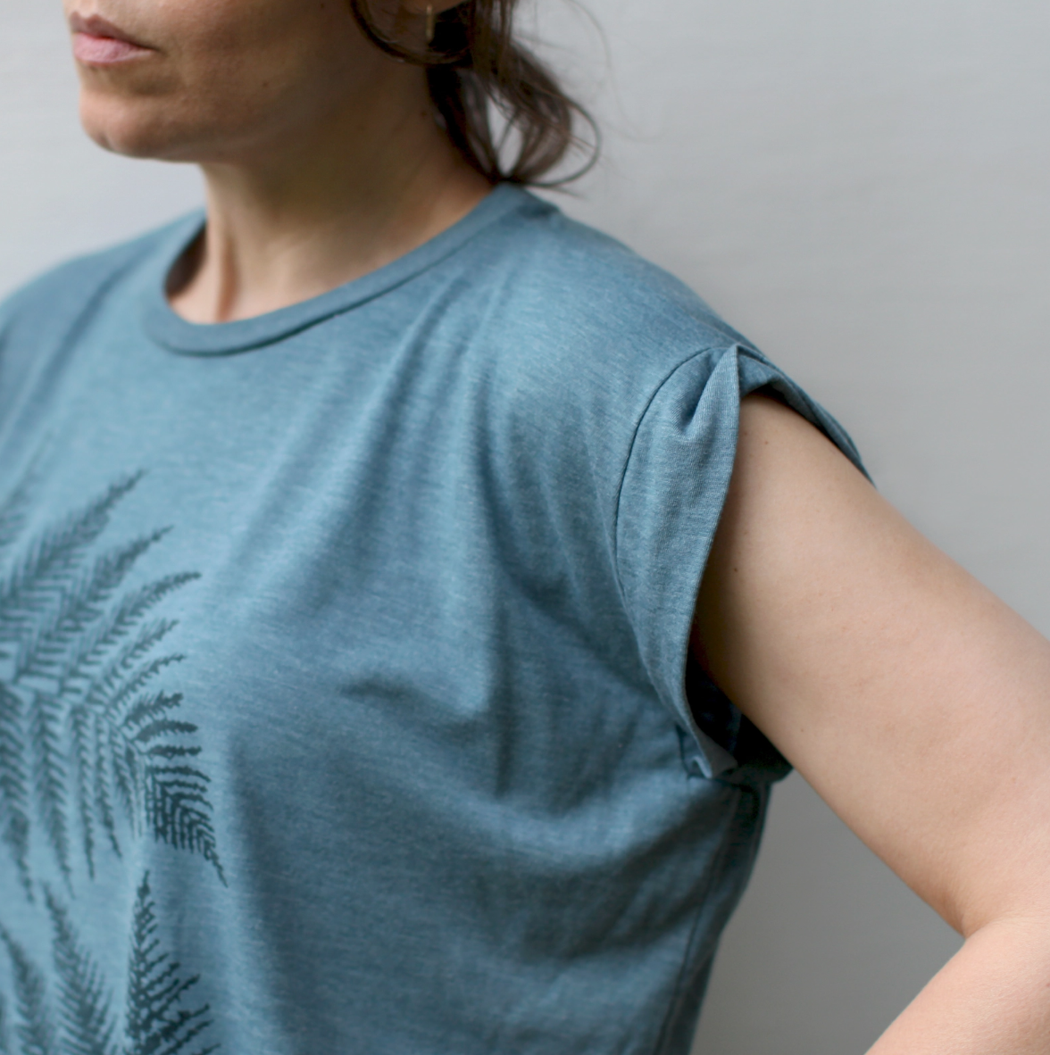 •TEAL FERNS• viscose blend muscle tee (USA)