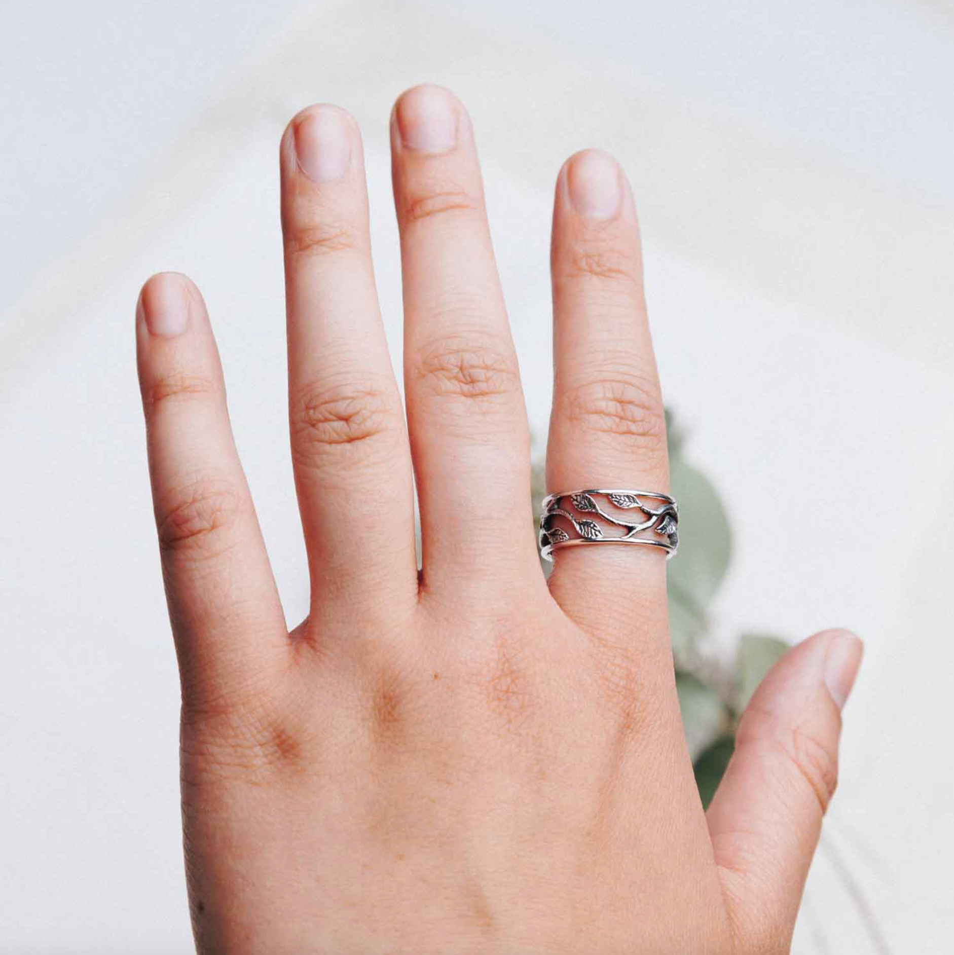 •VINING EMBRACE BAND• detailed sterling silver ring
