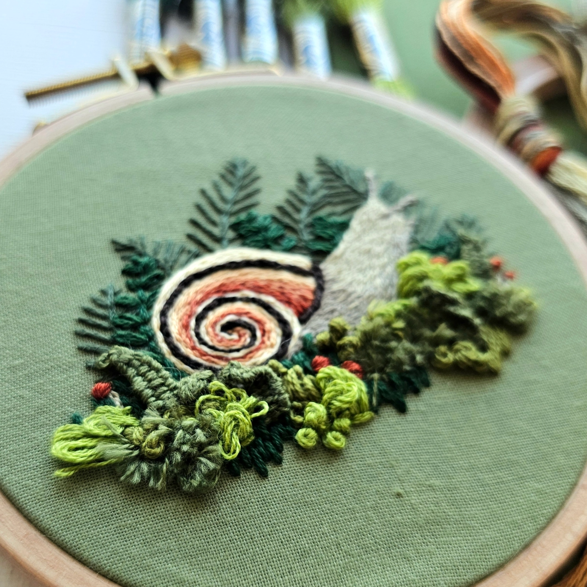 •FOREST SNAIL• intermediate embroidery kit