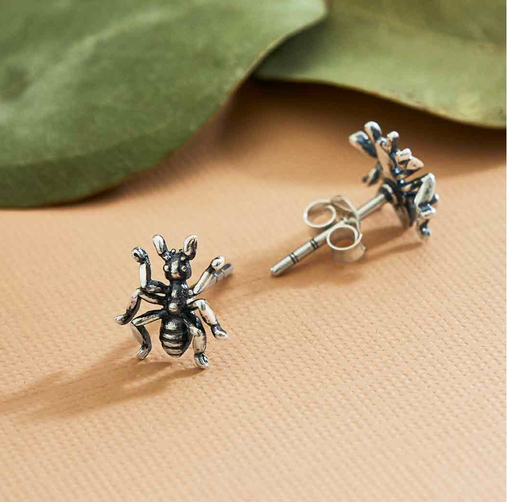 •ANT• silver stud earrings