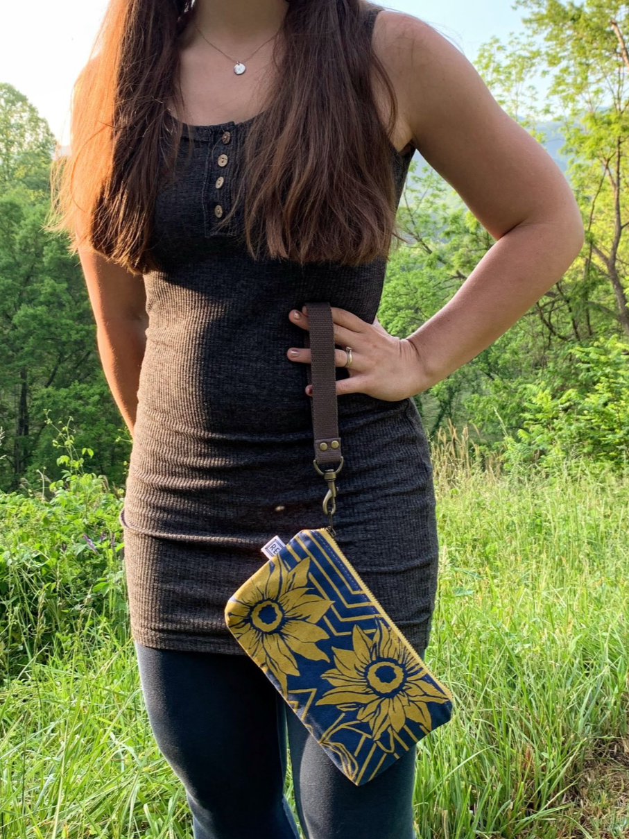 •MIDI WRISTLET - VISTA• waxed canvas clutch