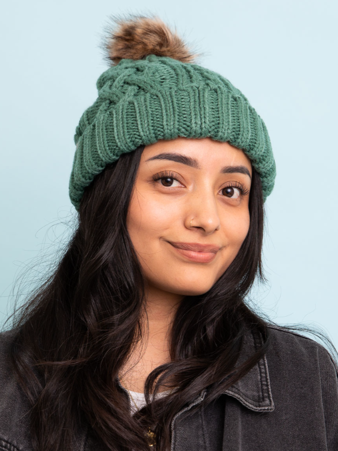 •CHUNKY CABLE KNIT POM BEANIE•