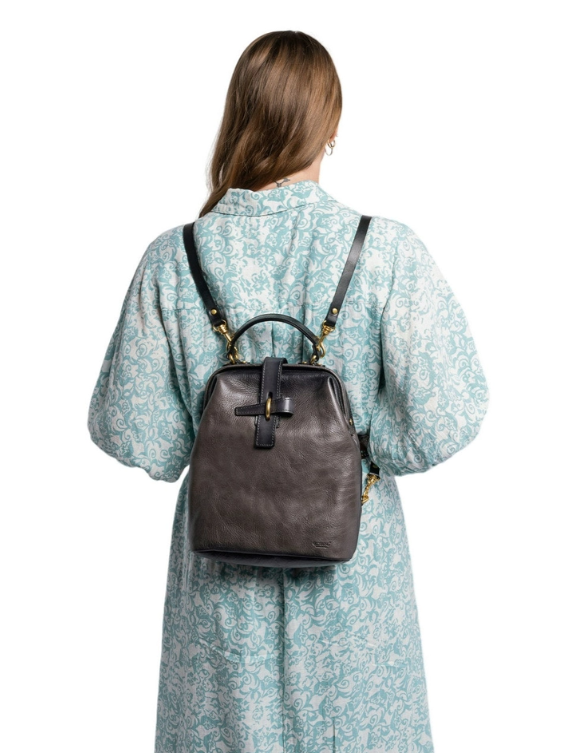 •CAMBRIDGE• genuine leather backpack