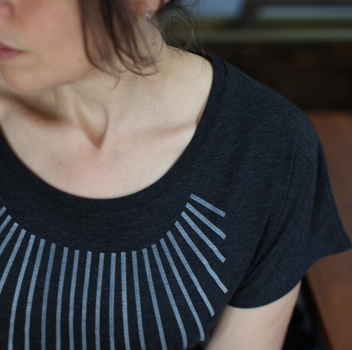 •SUN COLLAR• scoop neck comfort fit tee (USA)