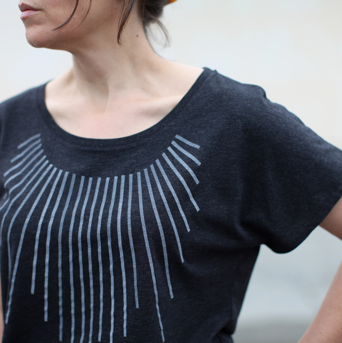 •SUN COLLAR• scoop neck comfort fit tee (USA)