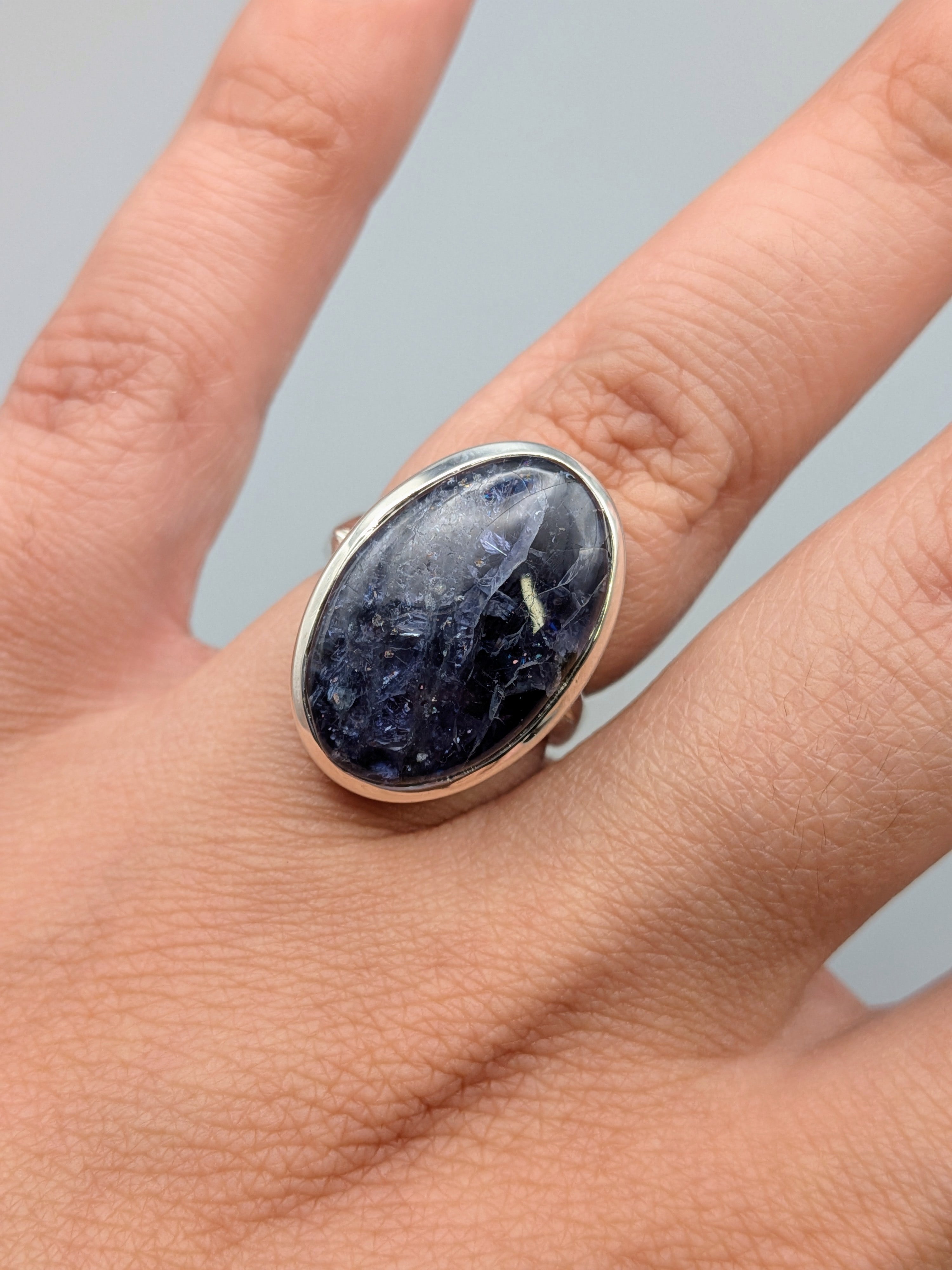 •IOLITE SUNSTONE - OVAL• split band silver ring (size 5.75)
