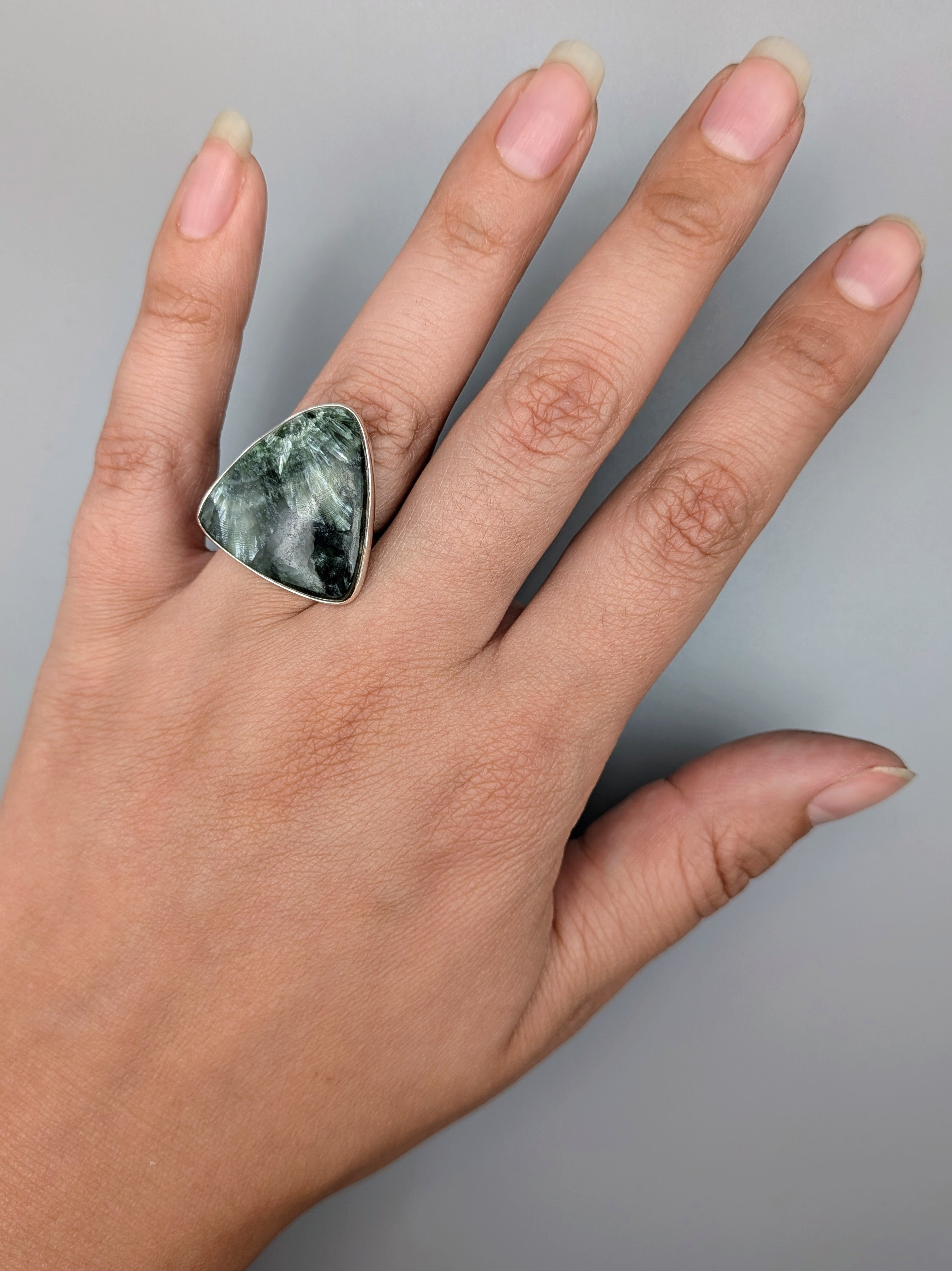 •SERAPHINITE - ROUND TRIANGLE• simple bezel silver ring (size 7)