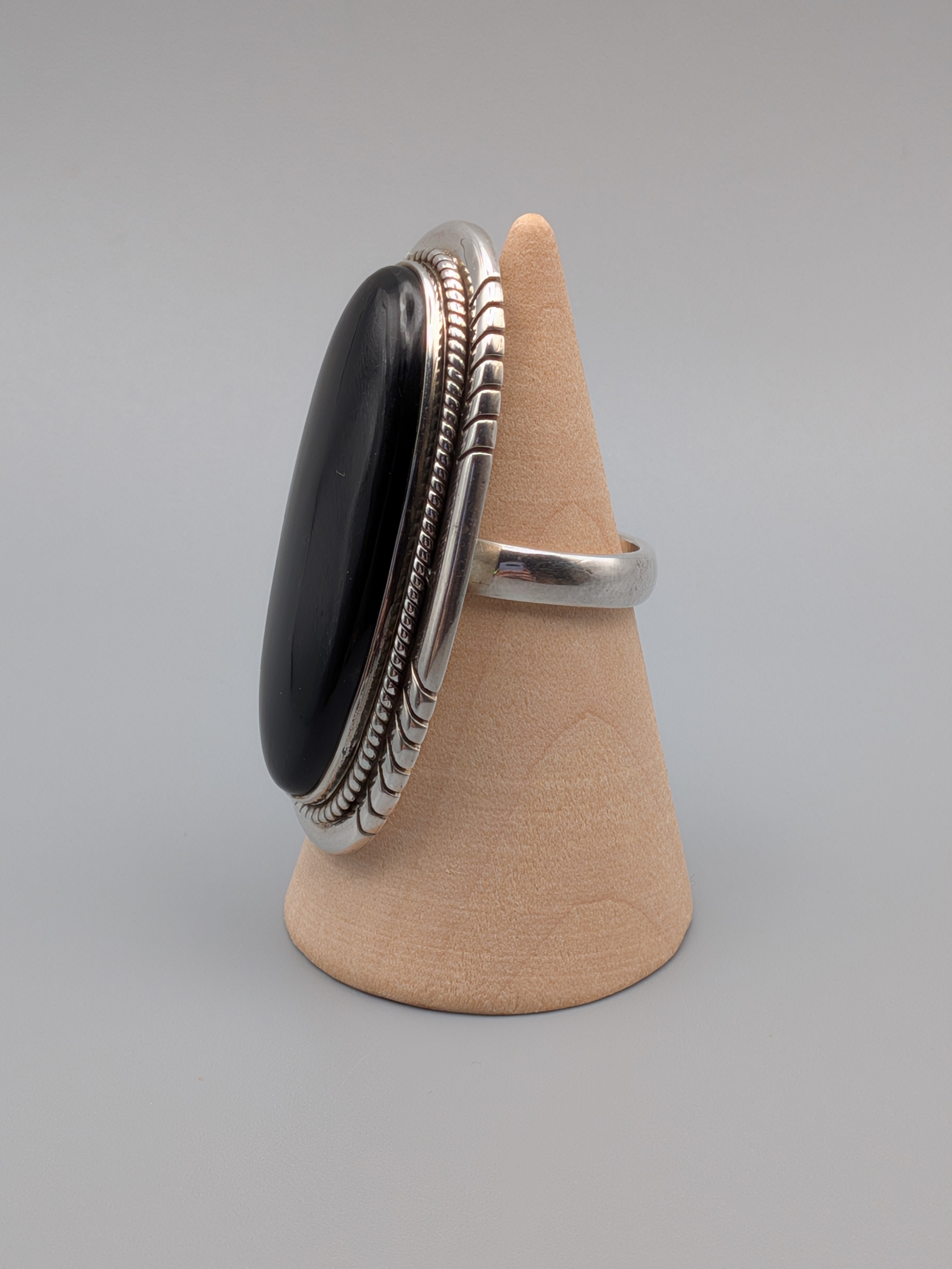 •ONYX - OVAL• feather bezel silver ring (size 6)