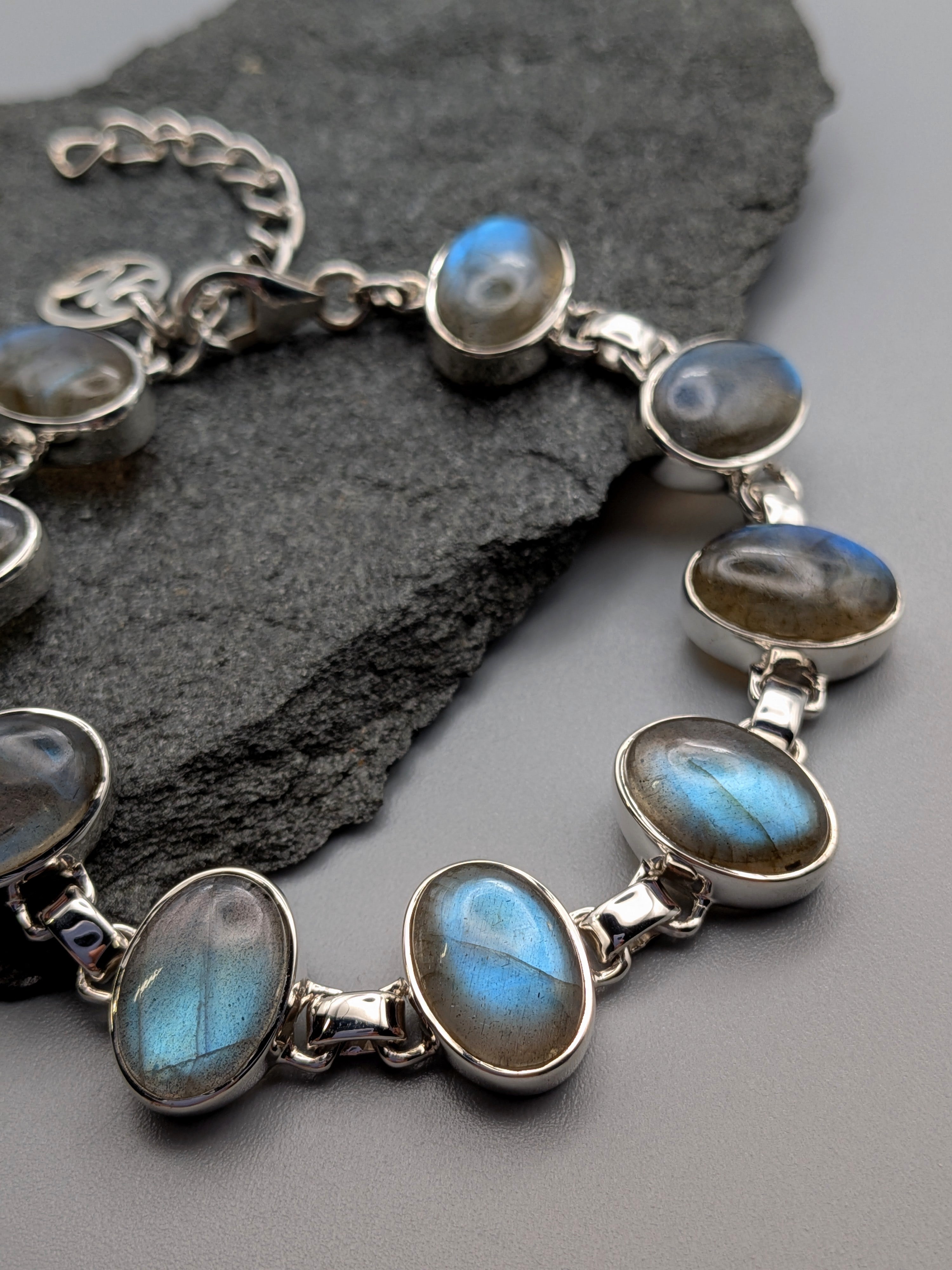 •LABRADORITE OVAL - SMOOTH• linked silver bracelet (6.25" - 7.75")