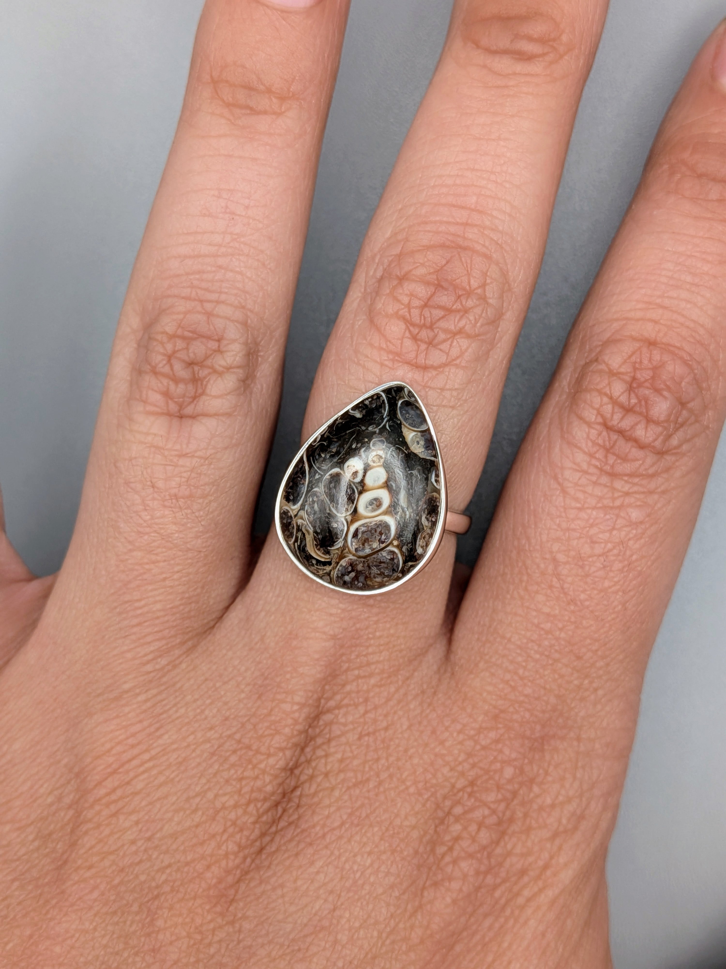 •TURRITELLA FOSSIL - TEAR• simple bezel silver ring (size 7)