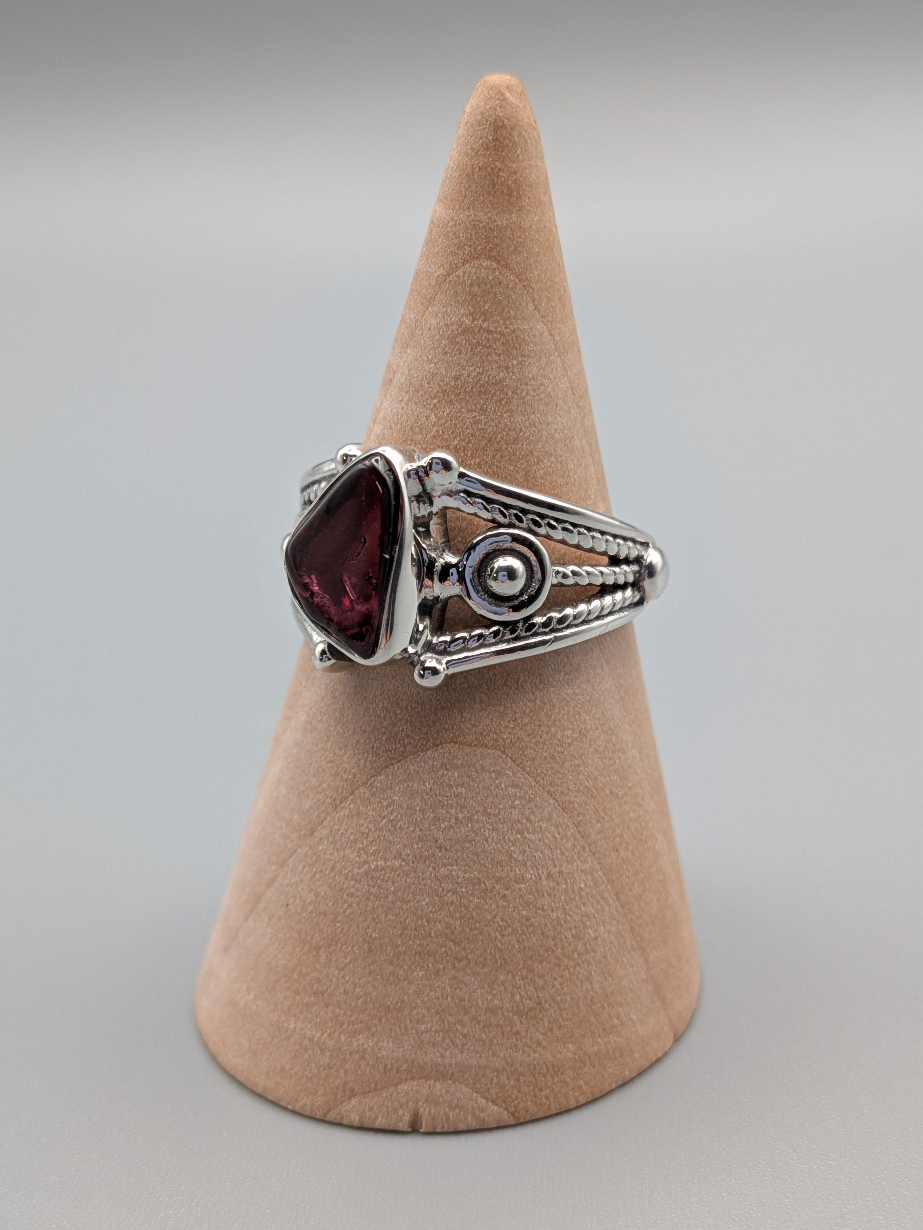 •GARNET - IMPERIAL 1• decorative band silver ring (size 7)