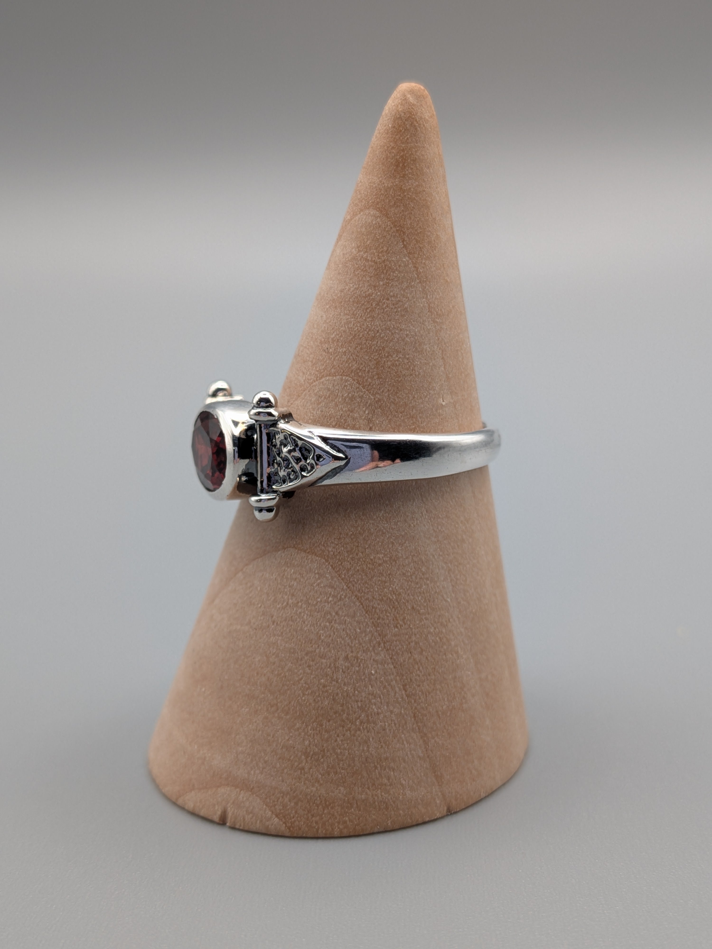•GARNET - YETT• decorative bezel silver ring (various sizes)