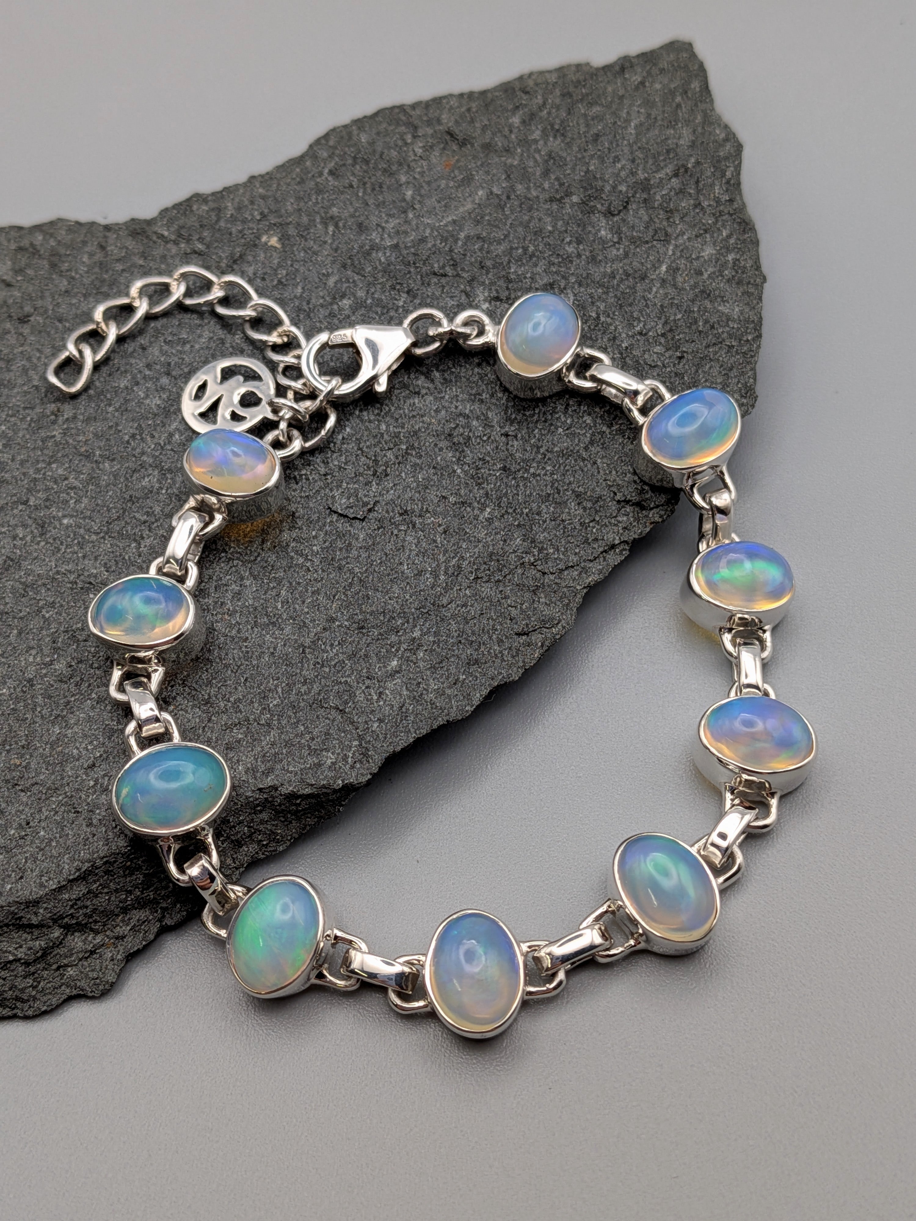 •ETHIOPIAN OPAL OVAL• linked silver bracelet (6.5" - 8")