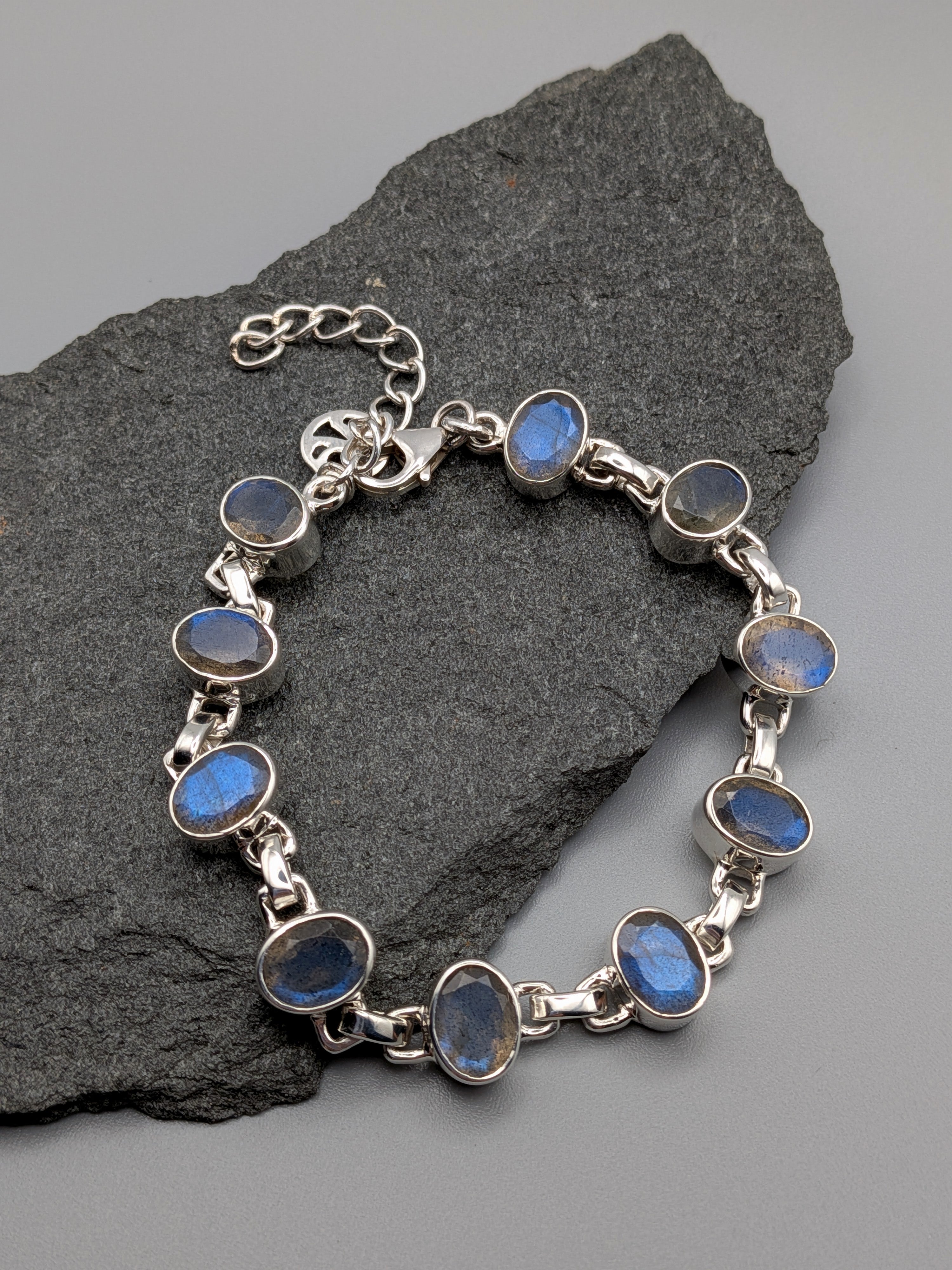 •LABRADORITE OVAL - FACETED• linked silver bracelet (6.5" - 8")