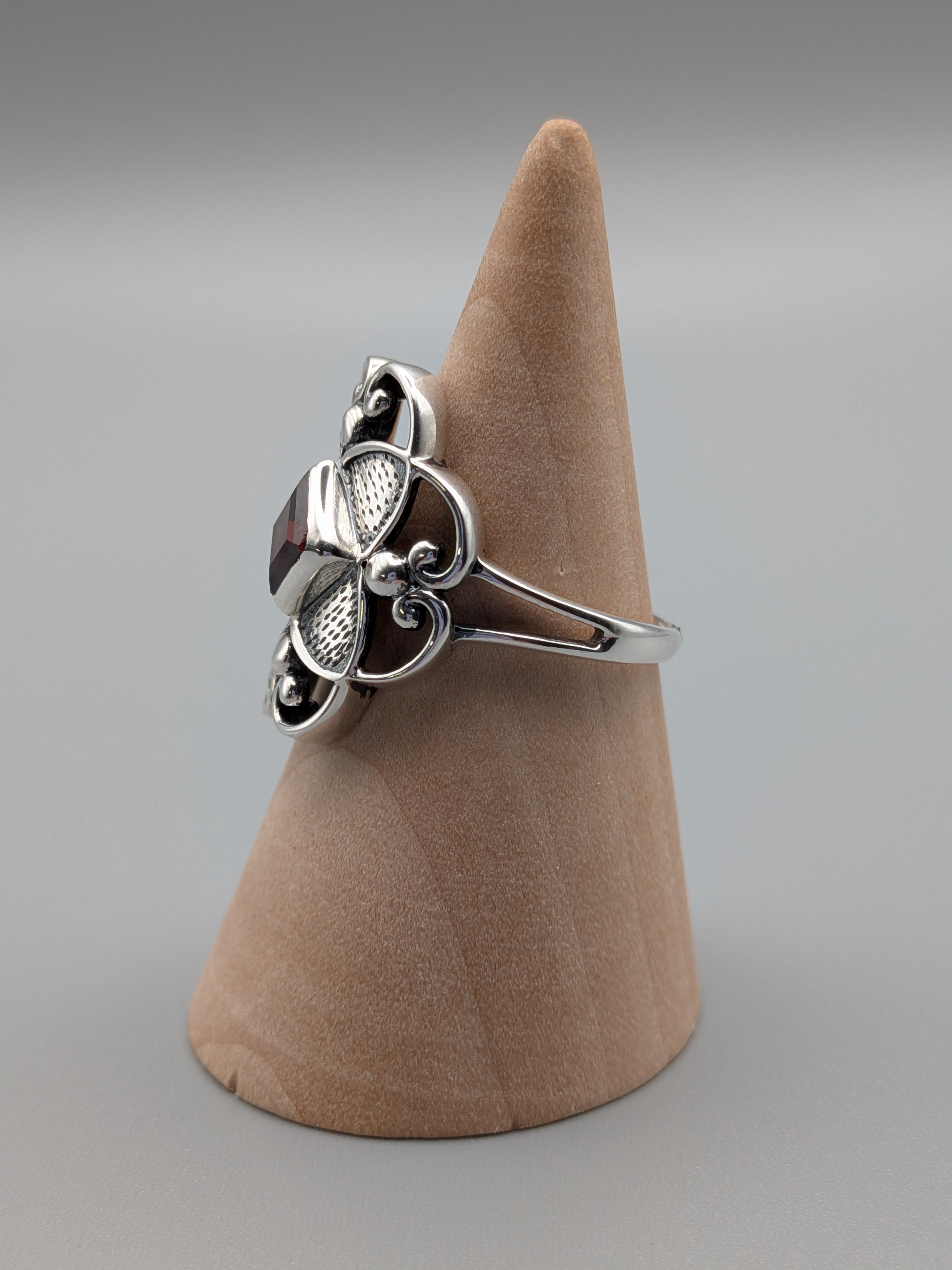 •GARNET - CLOVER• decorative bezel silver ring (various sizes)