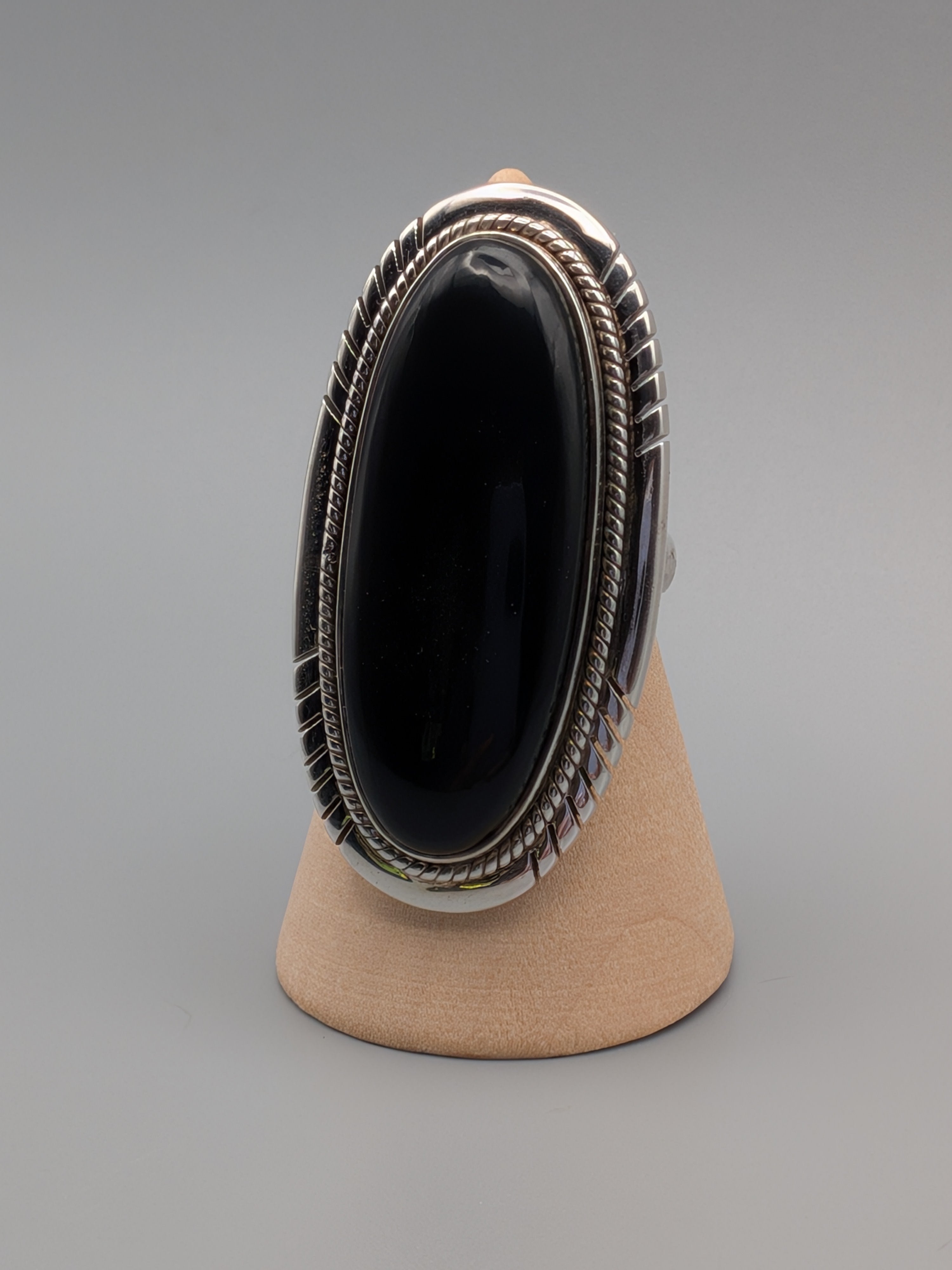 •ONYX - OVAL• feather bezel silver ring (size 6)