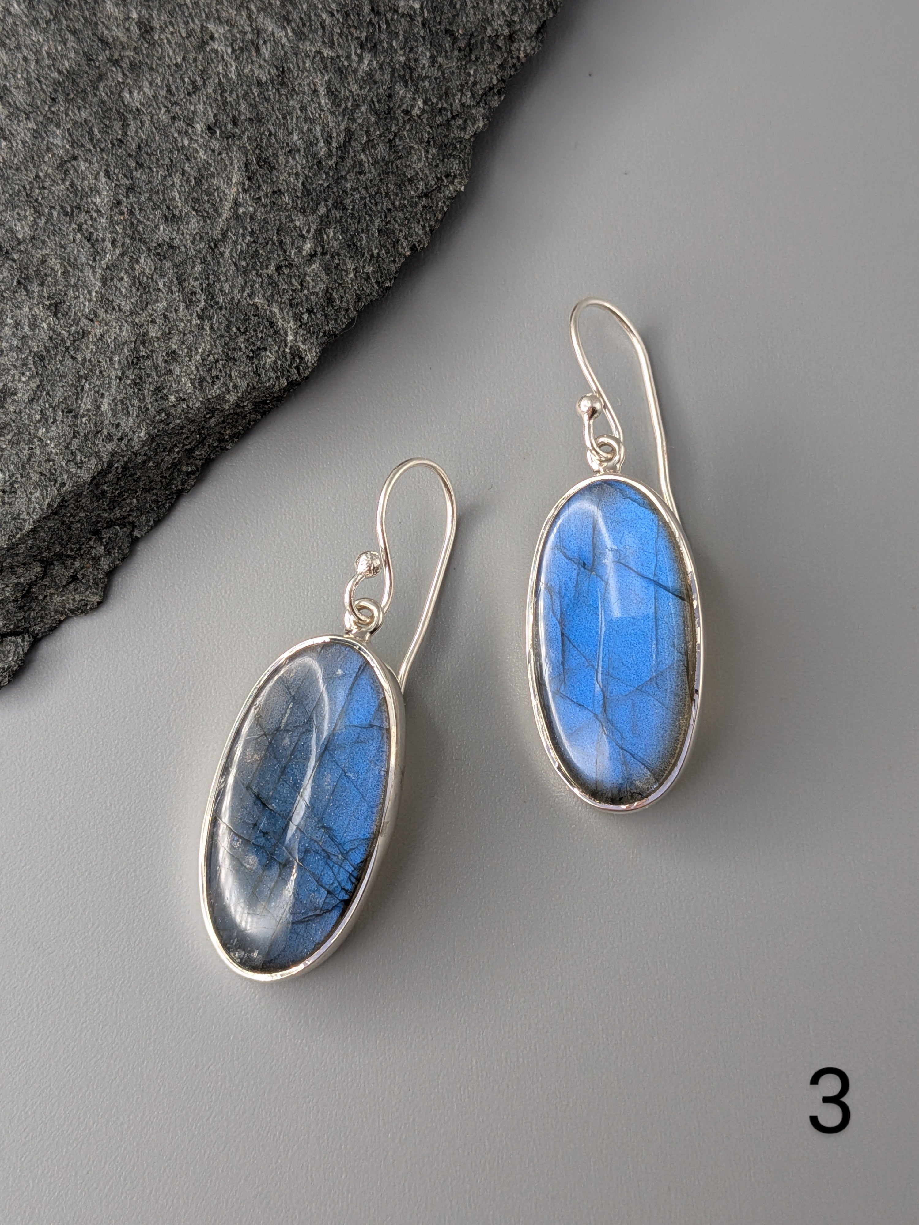 •LABRADORITE OVAL• silver dangle earrings