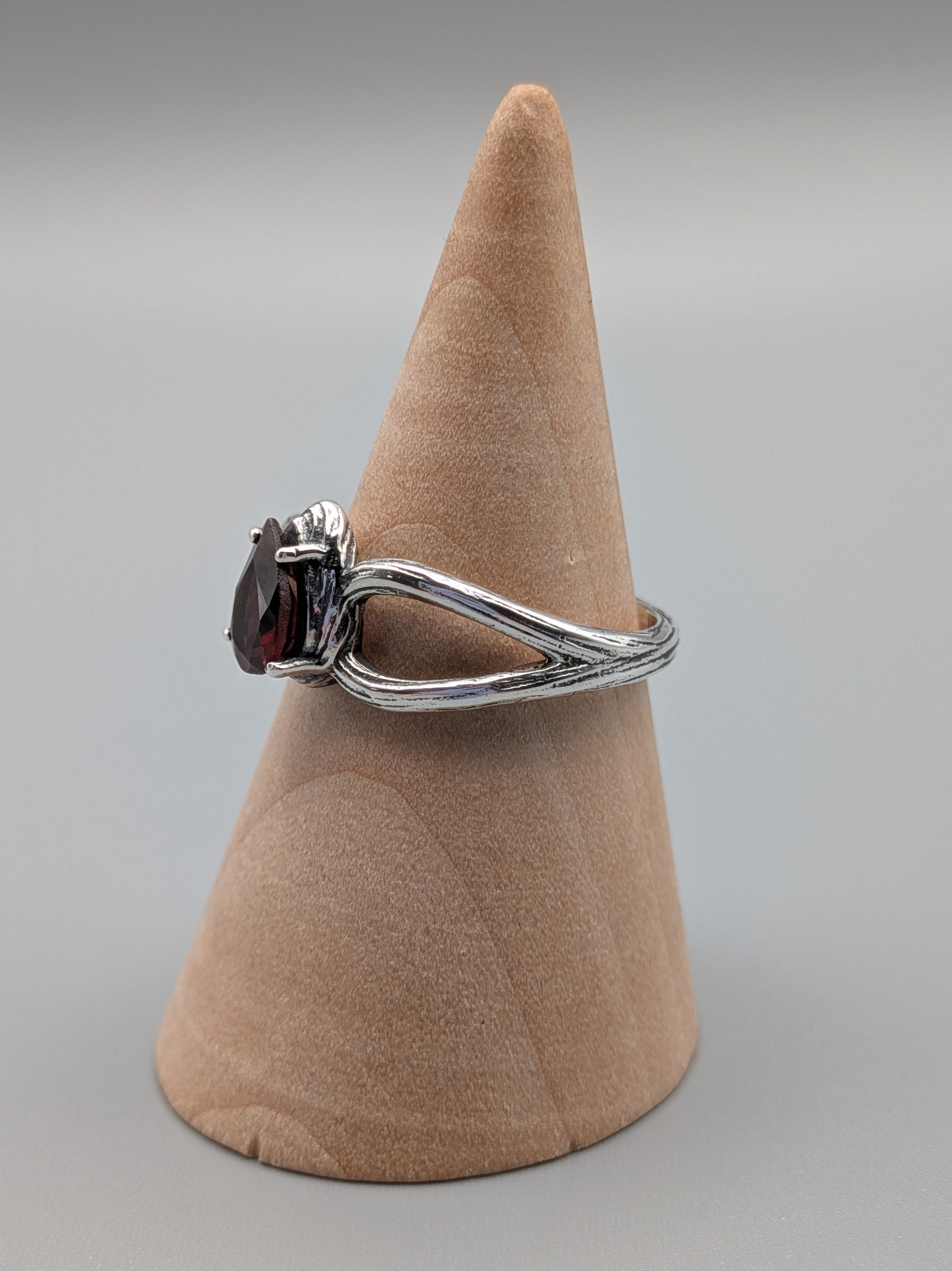•GARNET - PRECIOUS• prong set silver ring (size 8)