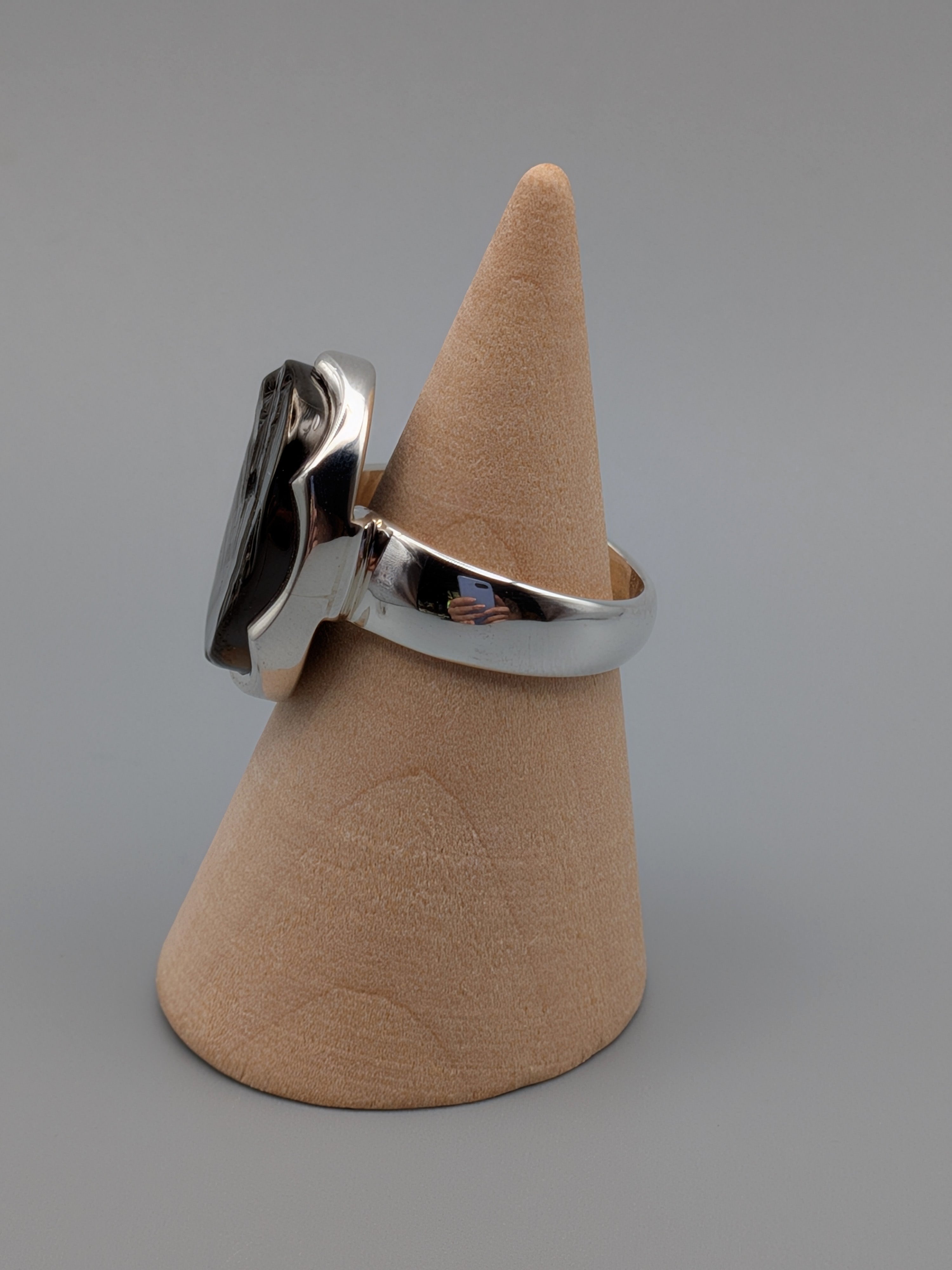 •SHUNGITE - OVAL• scalloped band silver ring (size 7)