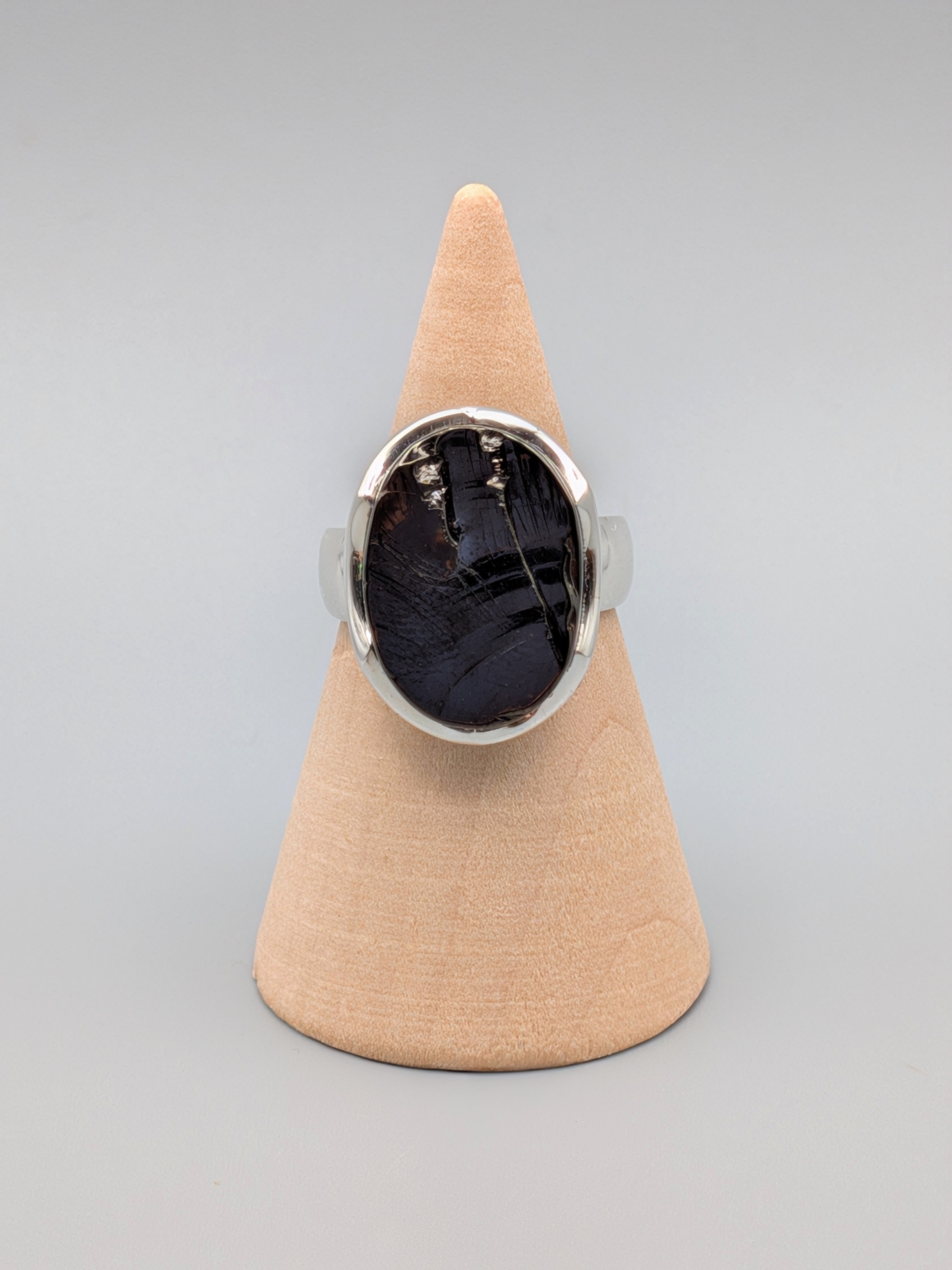 •SHUNGITE - OVAL• scalloped band silver ring (size 7)