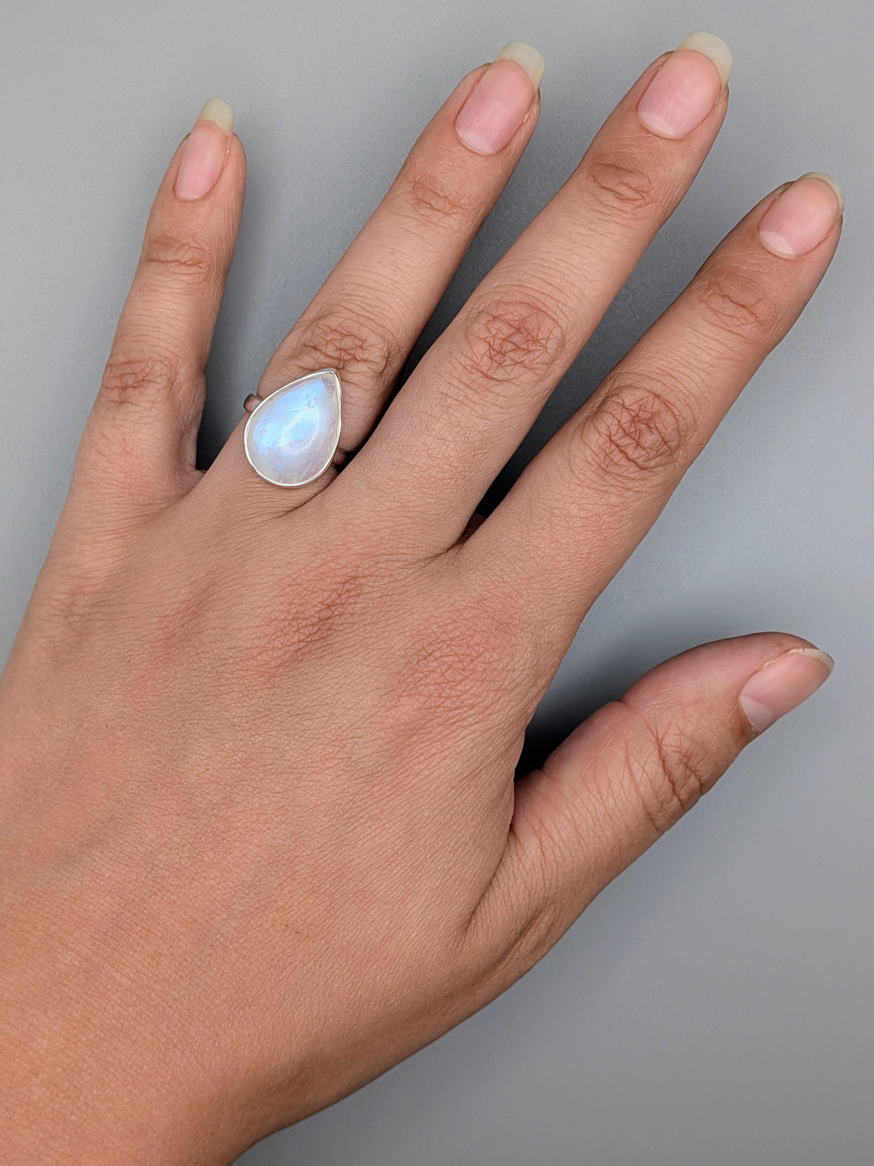 •RAINBOW MOONSTONE - TEAR• simple bezel silver ring (size 6)