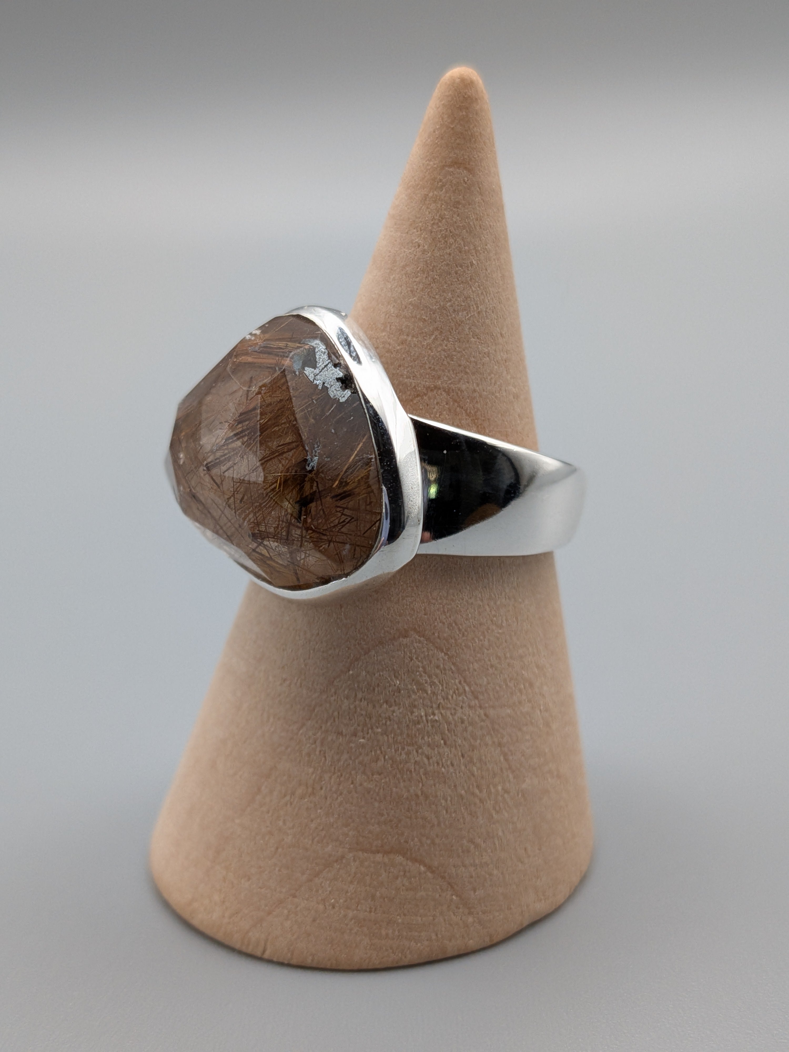 •RUTILATED QUARTZ - FREEFORM• tapered band silver ring (size 8)