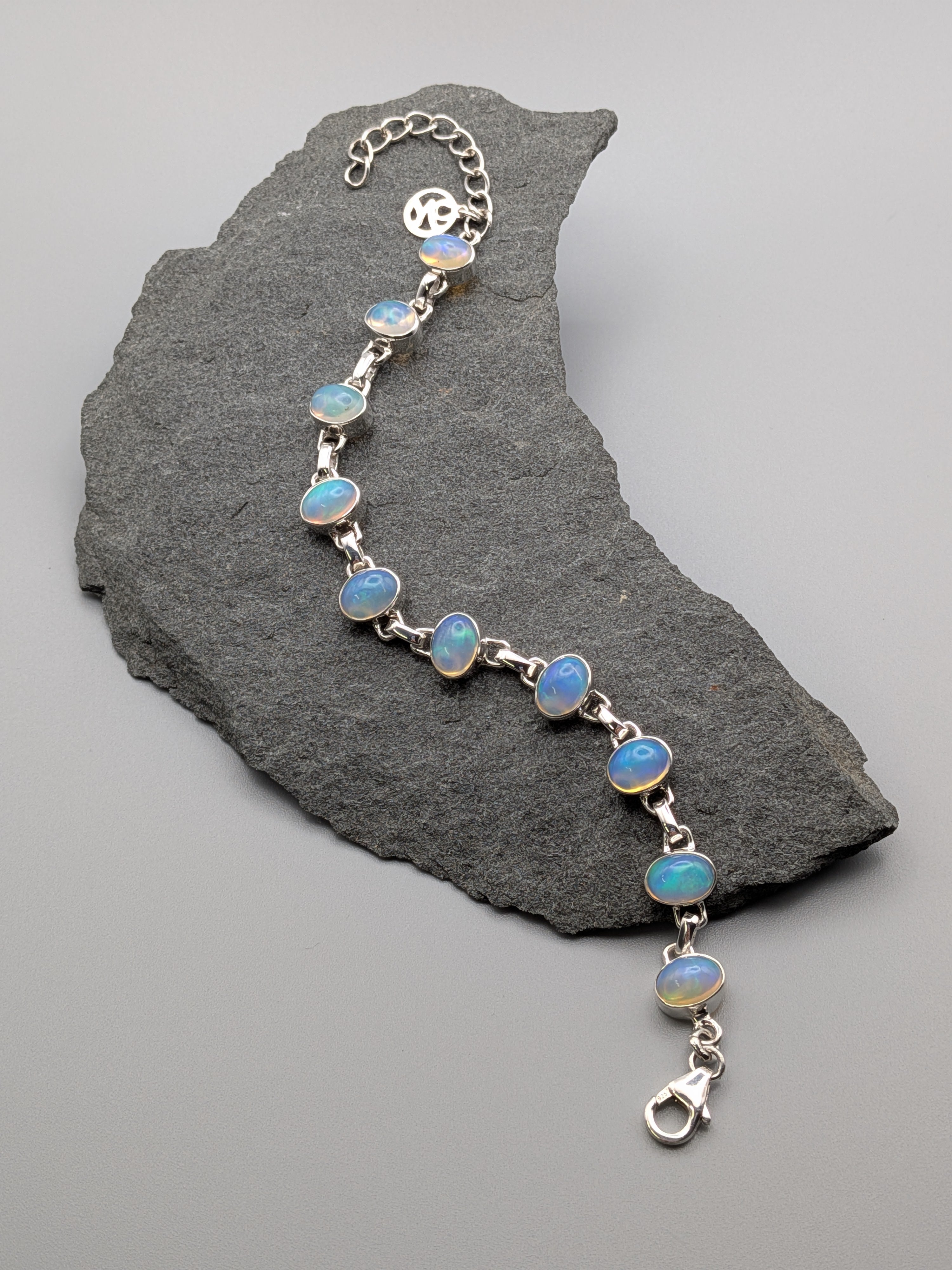 •ETHIOPIAN OPAL OVAL• linked silver bracelet (6.5" - 8")