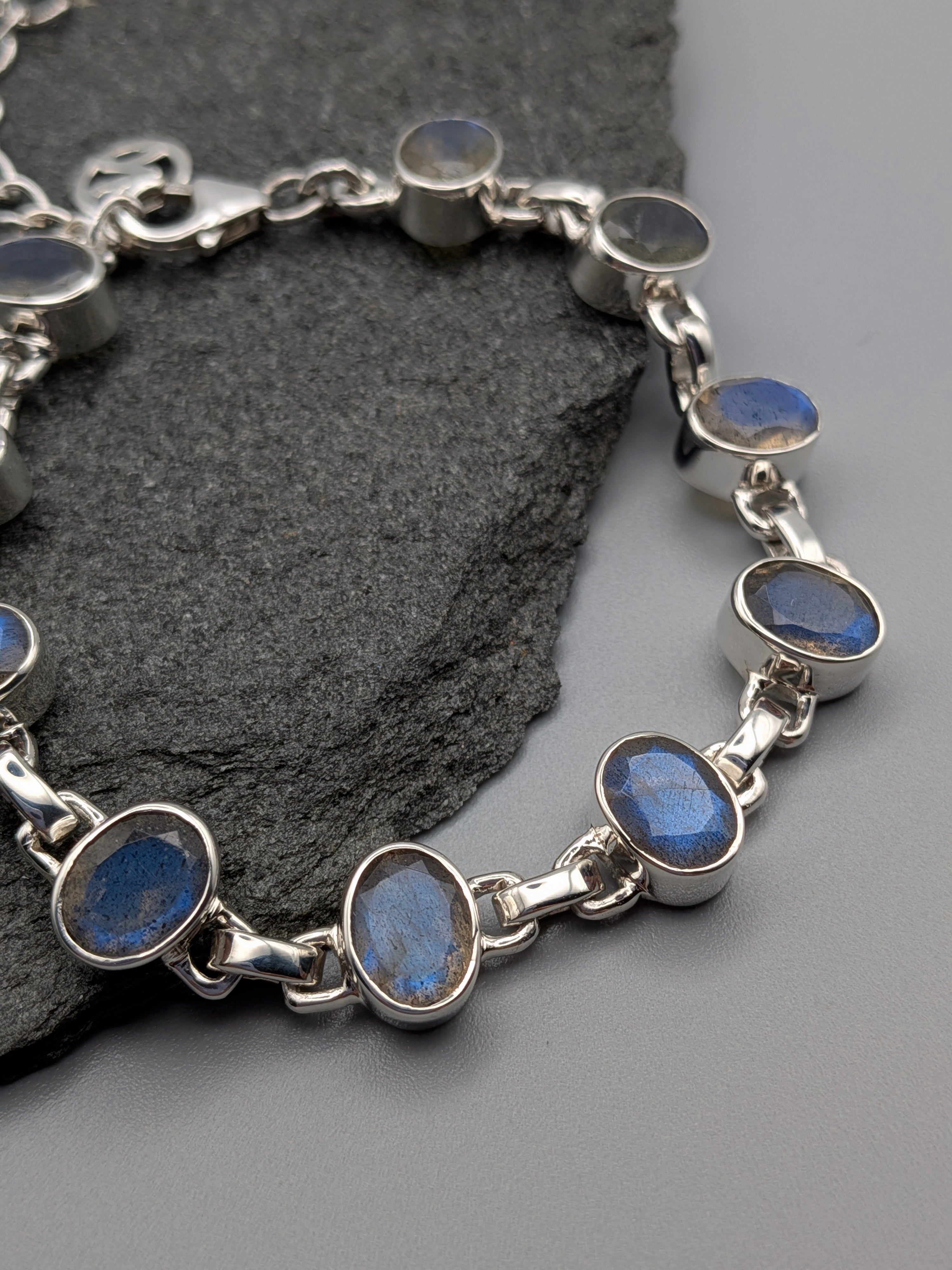 •LABRADORITE OVAL - FACETED• linked silver bracelet (6.5" - 8")