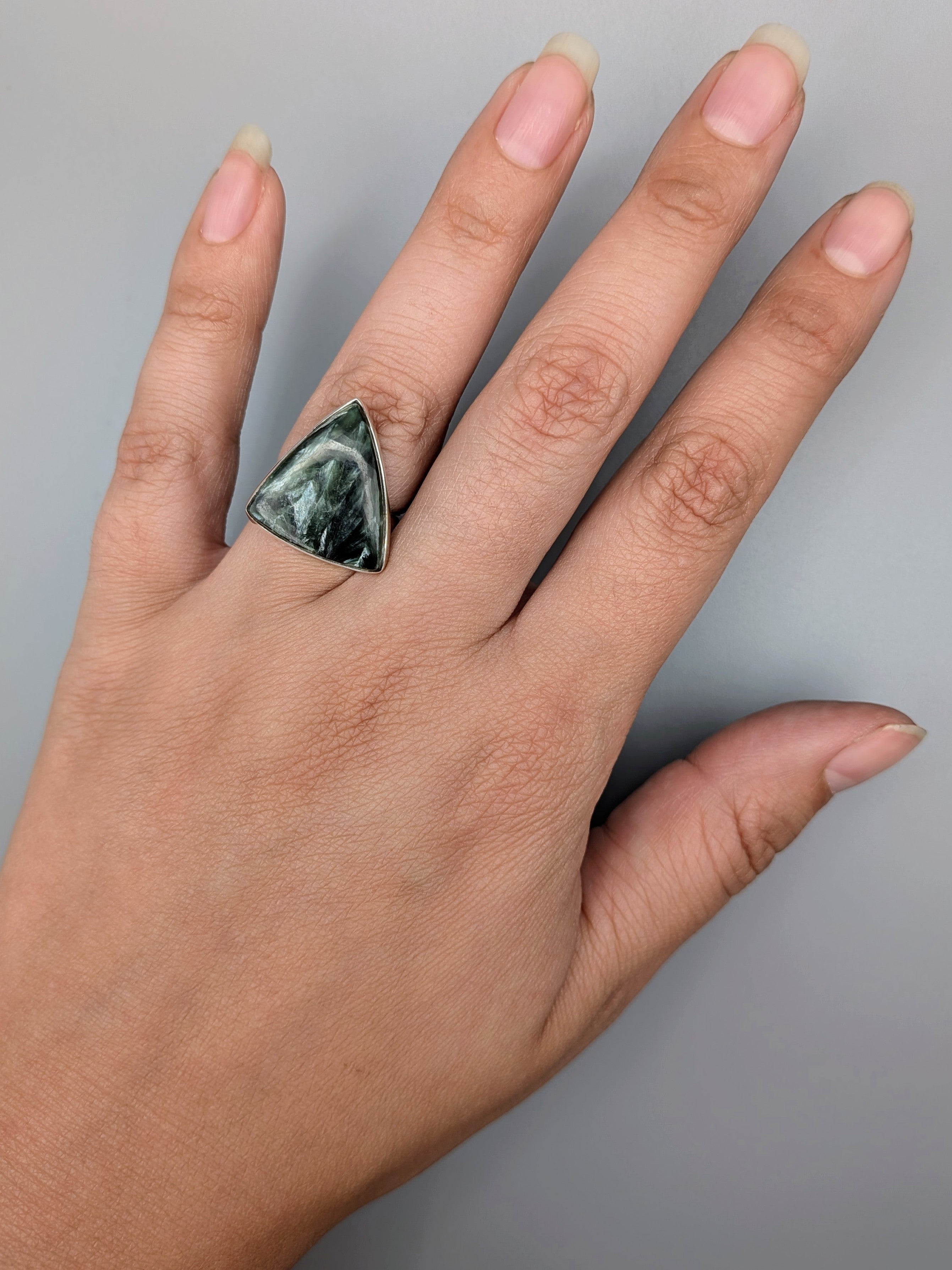 •SERAPHINITE - SOFT TRIANGLE• simple bezel silver ring (size 6.75)