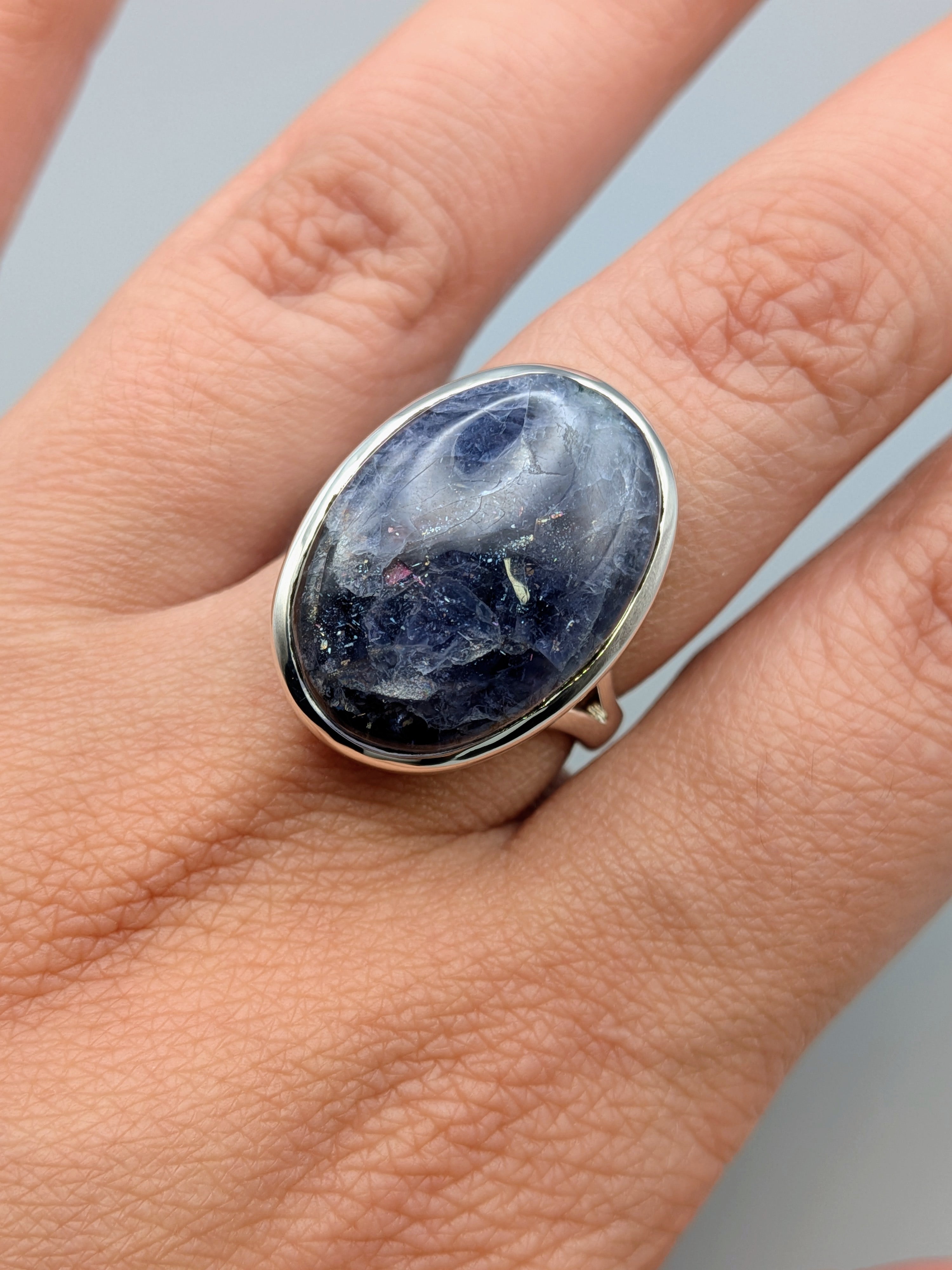 •IOLITE SUNSTONE - OVAL• split band silver ring (size 7.75)