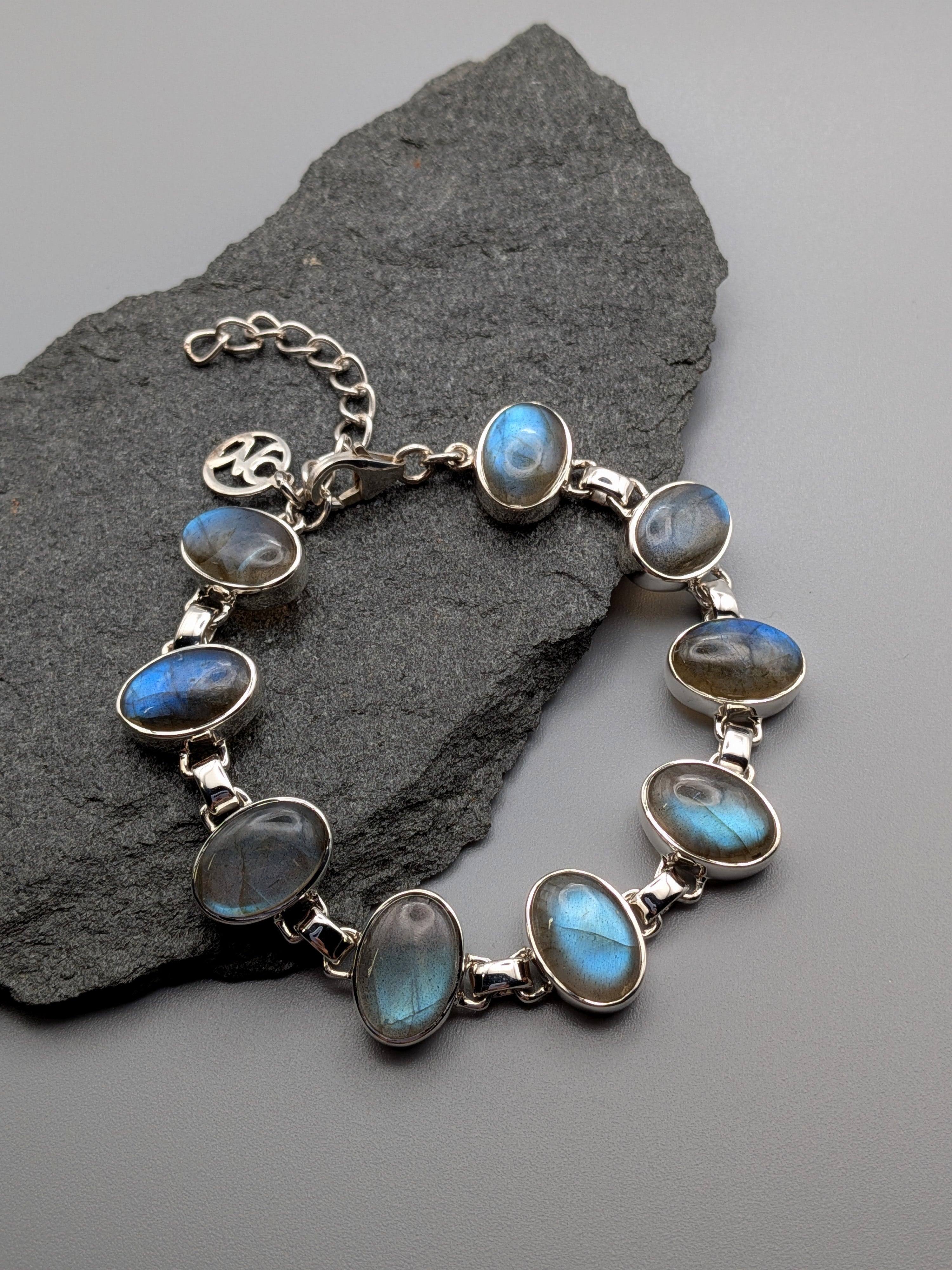 •LABRADORITE OVAL - SMOOTH• linked silver bracelet (6.25" - 7.75")