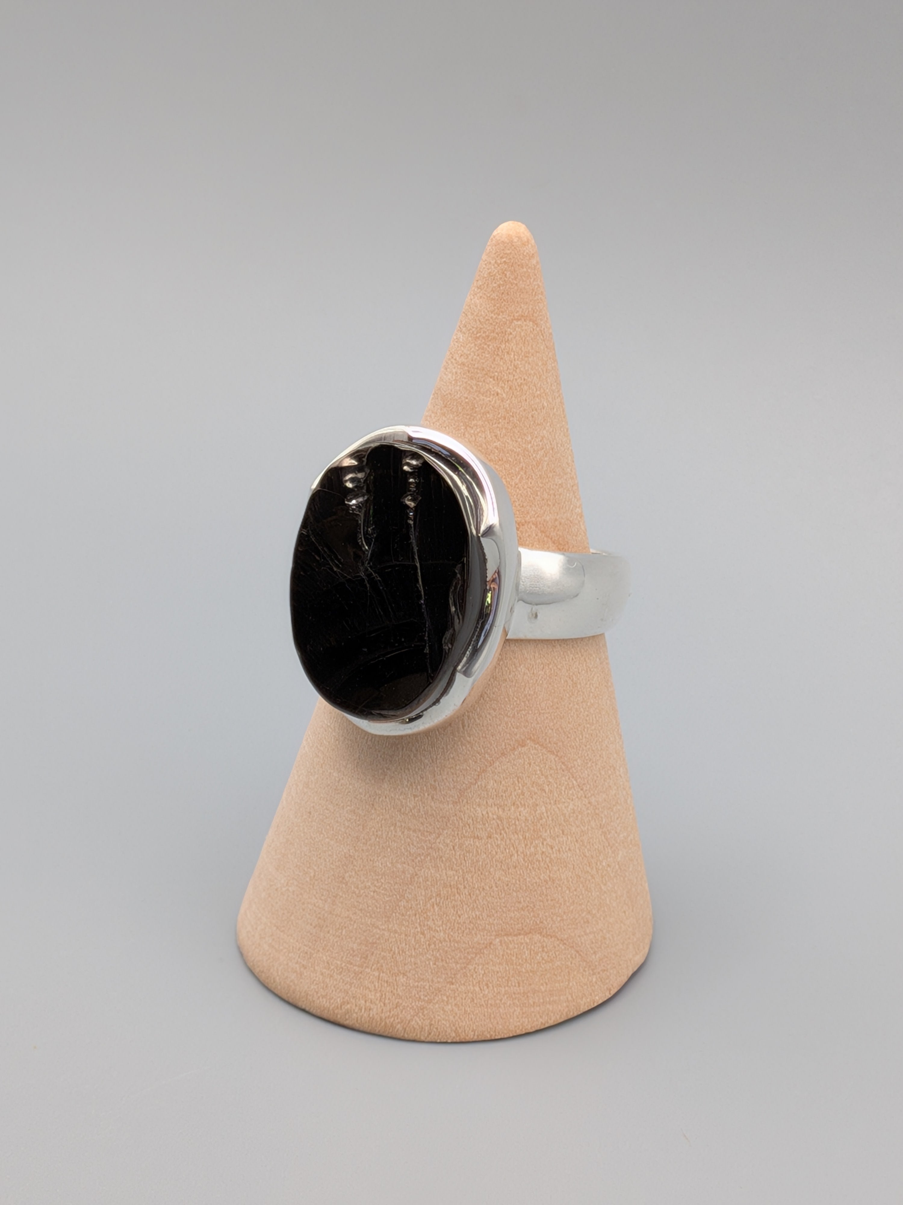 •SHUNGITE - OVAL• scalloped band silver ring (size 7)