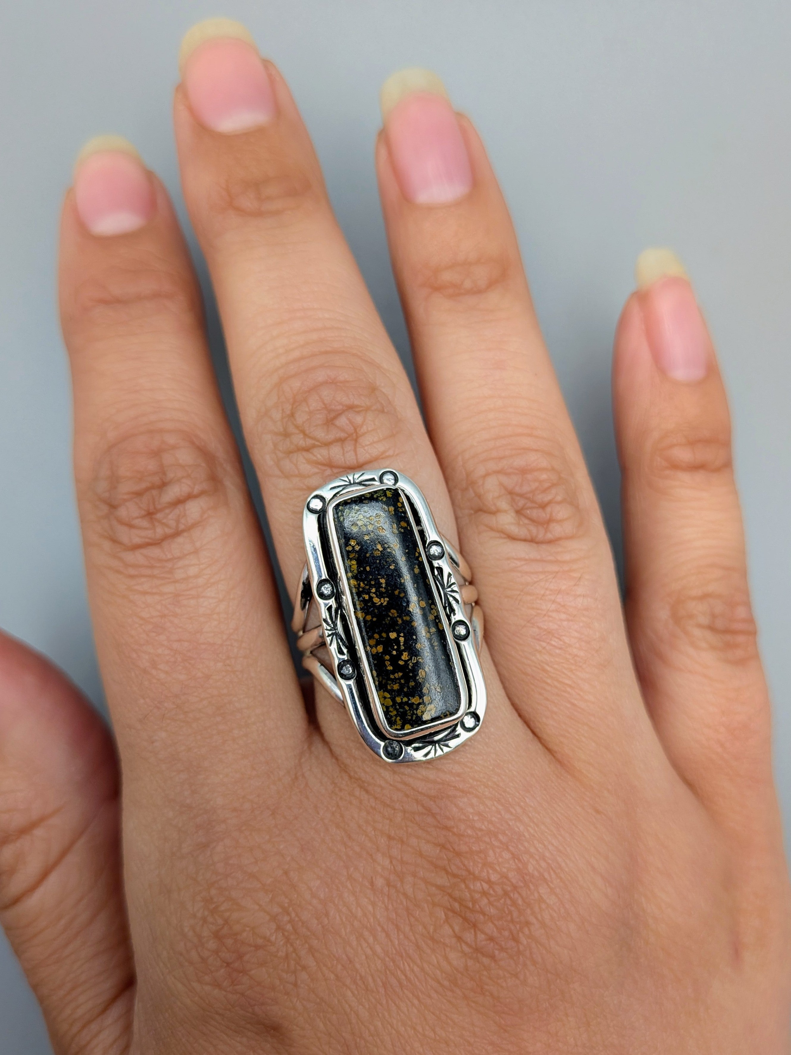 •BLACKJACK TURQUOISE - SHÁ - 1• Navajo silver ring (size 8)