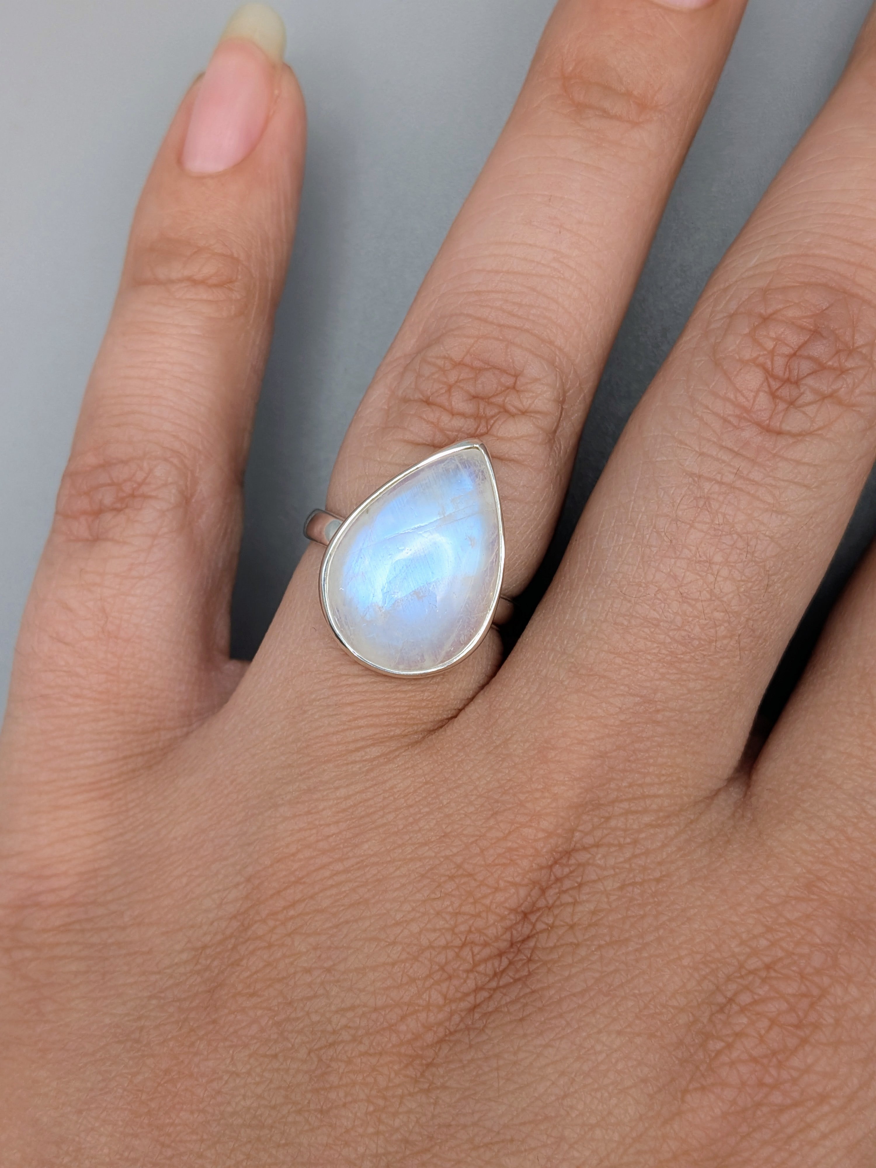•RAINBOW MOONSTONE - TEAR• simple bezel silver ring (size 6)