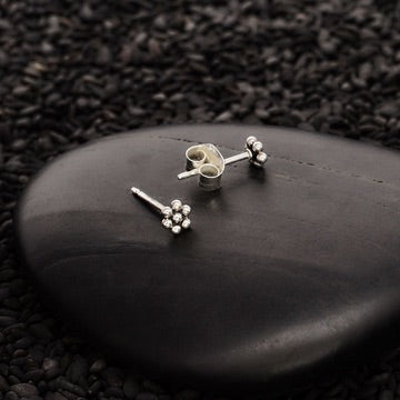 •7 DOT FLOWER• silver stud earrings